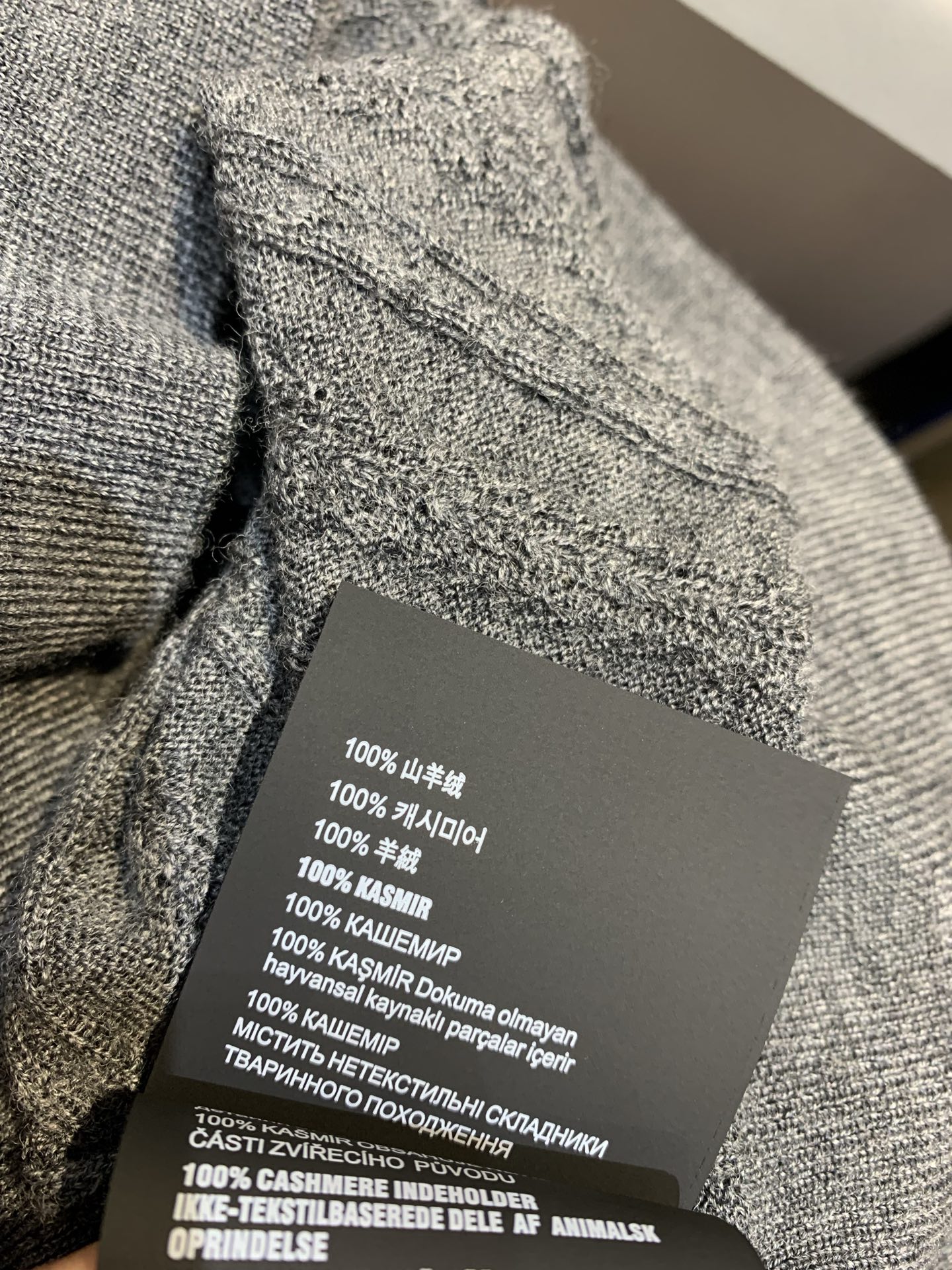 新款🔥出货啦📢 Y版开发 Miumi*2025秋冬新款polo领绞花针织羊绒上衣。采用进口山羊绒面料，亲