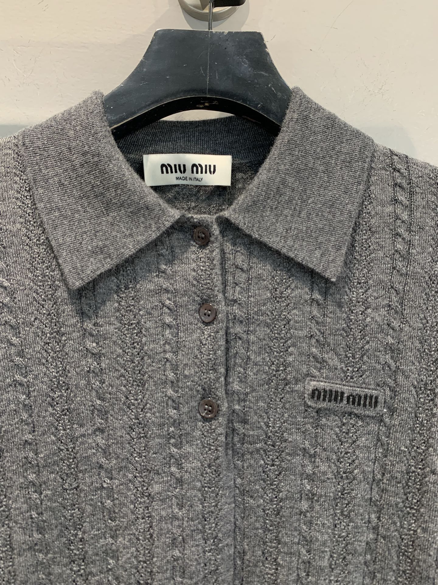 新款🔥出货啦📢 Y版开发 Miumi*2025秋冬新款polo领绞花针织羊绒上衣。采用进口山羊绒面料，亲