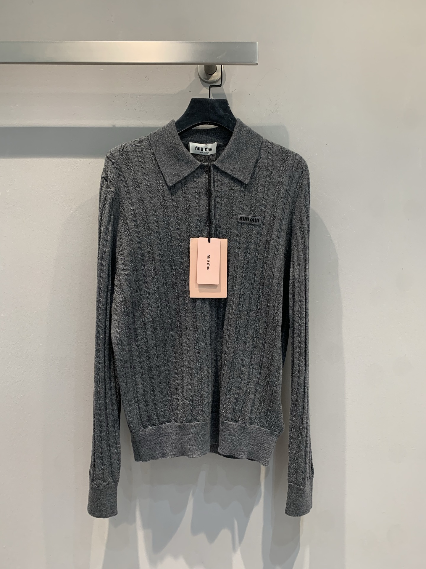 NO:501765,New model shipped M Y version developed Miumi*2025 autumn and winter new polo collar crimped knit cashmere top. It uses imported cashmere fabric, which is skin-friendly and comfortable, soft and stylish. The high-end gray tone is low-key and noble~ The classic polo collar design, coupled with the exquisite crimped knitted texture, shows elegance and retro details. The brand logo on the chest is the finishing touch, improving the overall recognition. Whether it is worn alone or in the inner jacket, it is very suitable, easily creating a lazy and fashionable temperament outfit. SML, miumiu, jackets & coats, alexander wang19860909新款出货啦M Y版开发 Miumi*2025秋冬新款polo领绞花针织羊绒上衣.采用进口山羊绒面料,亲肤舒适,软糯有型.高级感满满的灰色调,低调又显贵气～经典polo领设计,加上精致的绞花针织纹理,细节处尽显优雅与复古.胸前的品牌小标,更是点睛之笔,提升了整体的辨识度.不管是单穿还是内搭外套都很合适,轻松打造出慵懒又时髦的气质感穿搭.码数SML,,miumiu,jackets & coats,alexander wang,Women's clothing