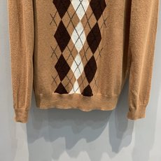 新款🔥出货啦📢 Y版开发 Miumi*2025秋冬新款时髦复古菱格纹polo领山羊绒针织上衣。采用进口山 新款🔥出货啦📢 Y版开发 Miumi*2025秋冬新款时髦复古菱格纹polo领山羊绒针织上衣。采用进口山