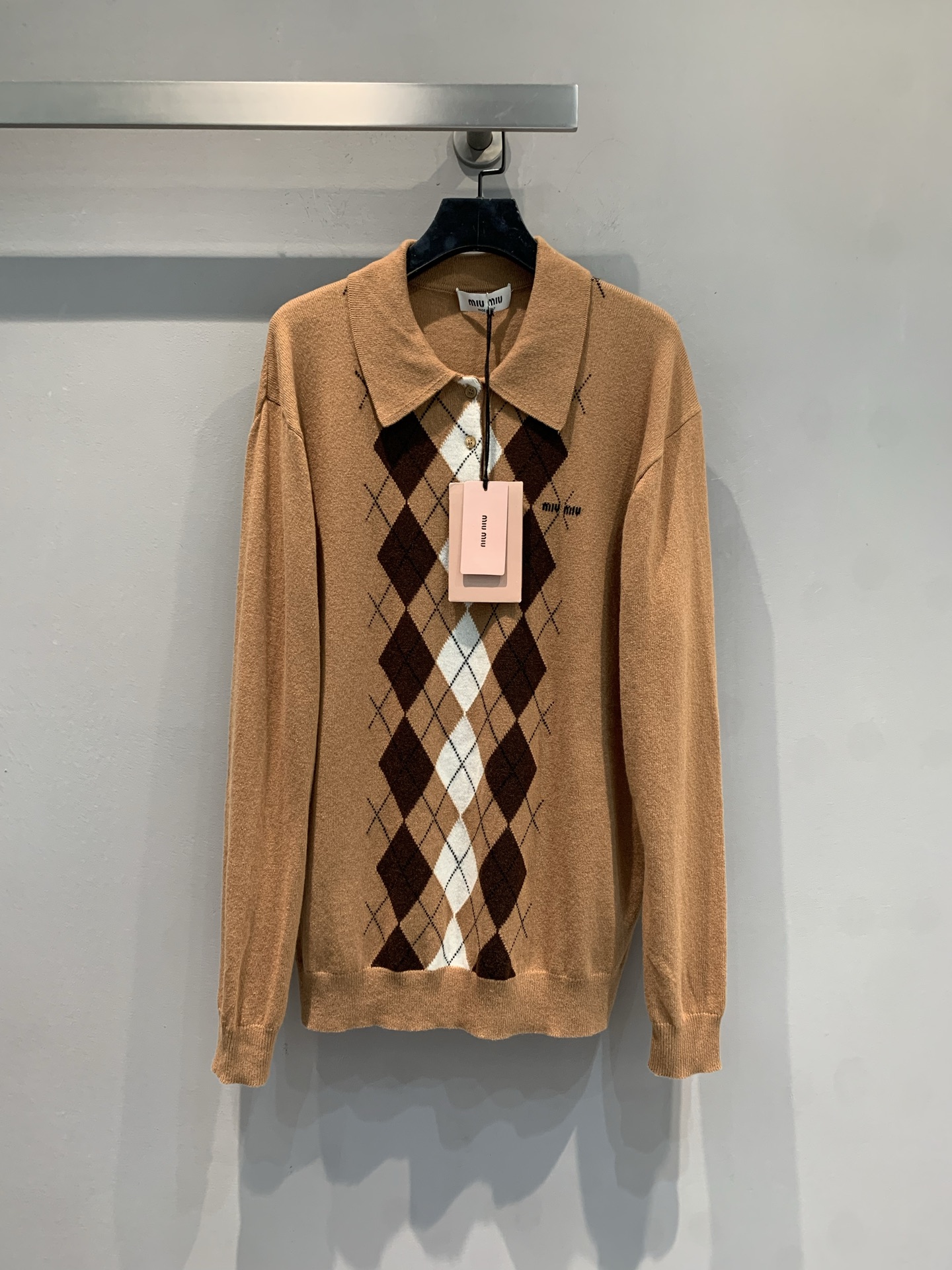 NO:501777,New model shipped MY version development Miumi*2025 autumn and winter new fashionable retro diamond plaid polo-neck cashmere knit top. It uses imported cashmere fabric, soft and stylish, skin-friendly and comfortable. ~ Classic diamond pattern, retro and exquisite, plus lapel and semi-zipper design, the details are directly full, whether it is worn alone or in the inner layer, it is very good. It is matched with jeans and short skirts, and it will be worn in minutes to create a sweet and cool style. SML, miumiu, skirts, jeans, alexander wang19860909新款出货啦MY版开发 Miumi*2025秋冬新款时髦复古菱格纹polo领山羊绒针织上衣.采用进口山羊绒面料,软糯有型,亲肤舒适.～经典的菱格纹图案,复古又精致,加上翻领和半拉链设计,细节感直接拉满,不管是单穿还是内搭都很可,搭配牛仔裤、小短裙,分分钟穿出甜酷学院风.码数SML,,miumiu,skirts,jeans,alexander wang,Women's clothing