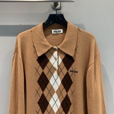 新款🔥出货啦📢 Y版开发 Miumi*2025秋冬新款时髦复古菱格纹polo领山羊绒针织上衣。采用进口山 新款🔥出货啦📢 Y版开发 Miumi*2025秋冬新款时髦复古菱格纹polo领山羊绒针织上衣。采用进口山