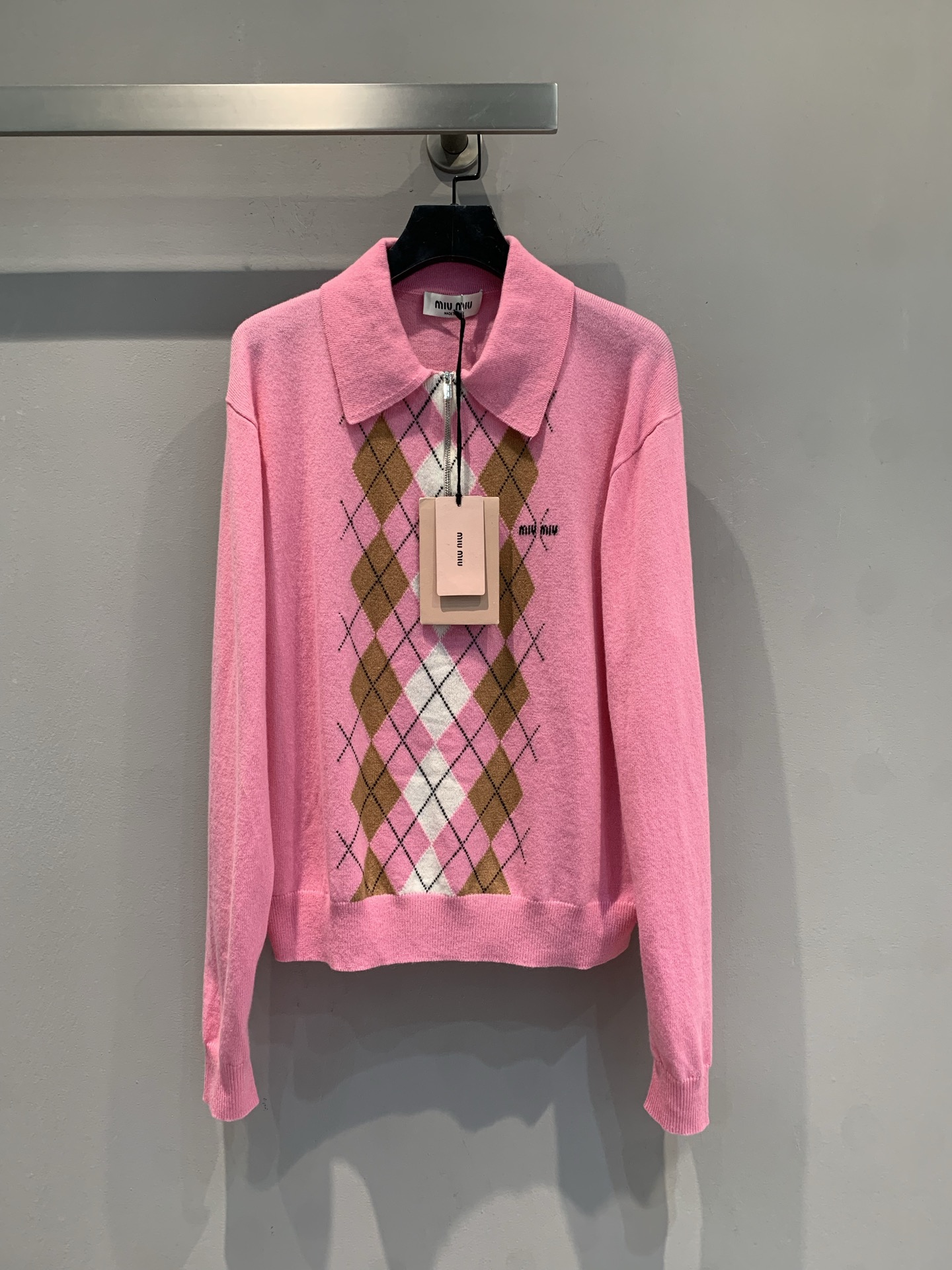 NO:501789,New model shipped M Y version development Miumi*2025 autumn and winter new fashionable retro diamond chevron half-zipper cashmere knit top. It uses imported cashmere fabric, soft and stylish, skin-friendly and comfortable. ~ Classic diamond pattern, retro and exquisite, plus lapel and semi-zipper design, the details are directly full, whether it is worn alone or in the inner layer, it is very good. It is matched with jeans and short skirts, and it is sweet and cool in every minute. SML, miumiu, skirts, jeans, alexander wang19860909新款出货啦M Y版开发 Miumi*2025秋冬新款时髦复古菱格纹半拉链山羊绒针织上衣.采用进口山羊绒面料,软糯有型,亲肤舒适.～经典的菱格纹图案,复古又精致,加上翻领和半拉链设计,细节感直接拉满,不管是单穿还是内搭都很可,搭配牛仔裤、小短裙,分分钟穿出甜酷学院风.码数SML,,miumiu,skirts,jeans,alexander wang,Women's clothing