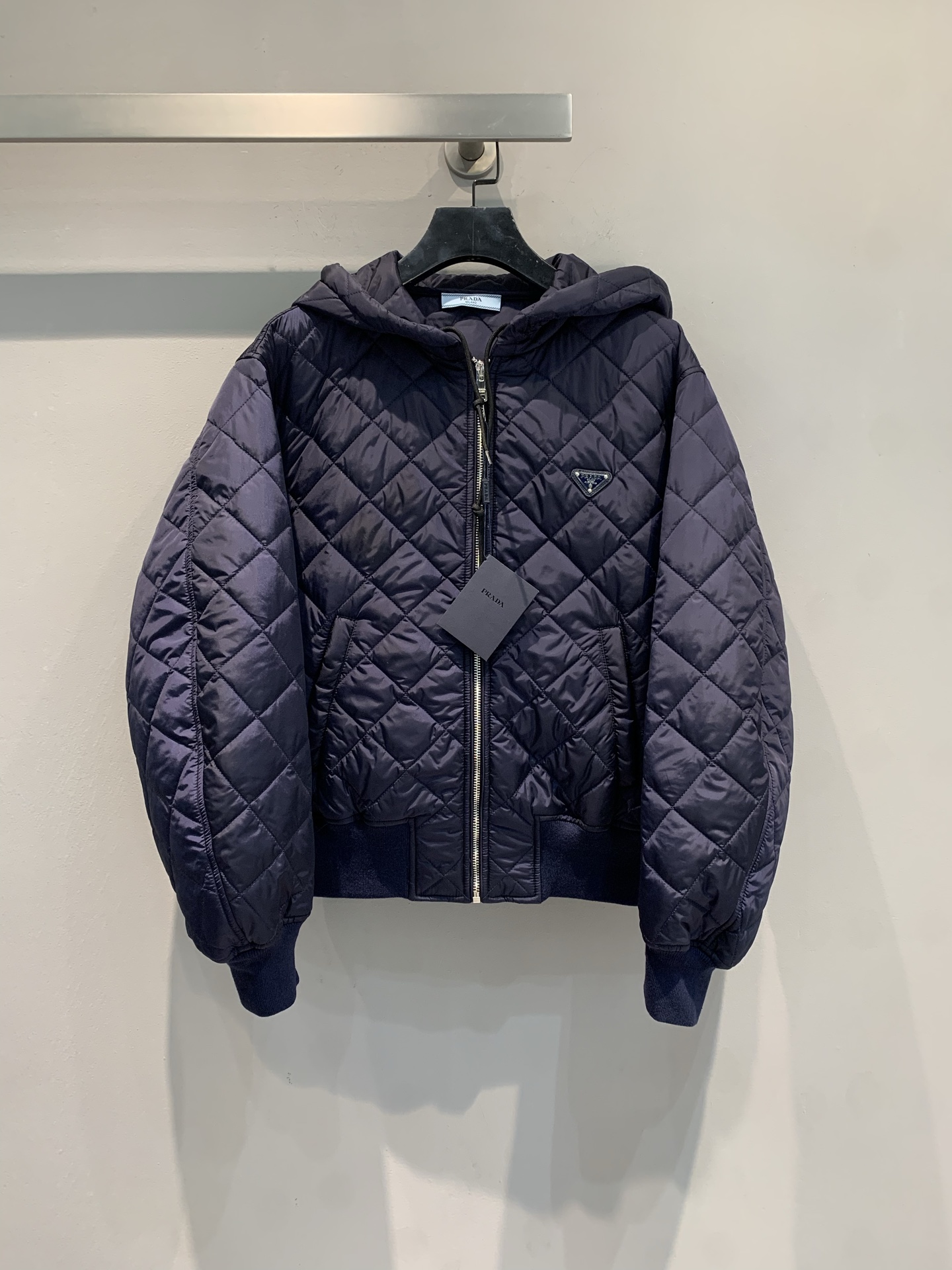 NO:501799,The new model shipped MY version developed Prad*2025 autumn and winter new retro fashionable triangle logo diamond hooded cotton jacket. The deep navy blue color is directly full of high-end feeling. The diamond quilting design is classic and textured. The hooded style is casual and can block the wind~ the details of the zipper and triangle logo bring the brand recognition to the fullest, simple but it is always tricky. The style is loose and not bloated, and it is warm and it is also very neat. Whether it is matched with jeans and the light-hearted style with suit pants, it can be perfectly adapted. SML, prada, jeans, jackets & coats, business suit, hats, alexander wang19860909新款出货啦MY版开发 Prad*2025秋冬新款复古时髦三角标菱格纹连帽棉服外套.深邃的藏蓝色,高级感直接拉满,菱格绗缝设计经典又有质感,连帽款式休闲又能挡风～拉链和三角标细节,把品牌辨识度拉到最满,简约却处处是小心机.版型宽松不臃肿,保暖的同时还很显利落,不管是搭配牛仔裤走随性风,还是配西装裤走轻熟风,都能完美适配.码数SML,,prada,jeans,jackets & coats,business suit,hats,alexander wang,Women's clothing