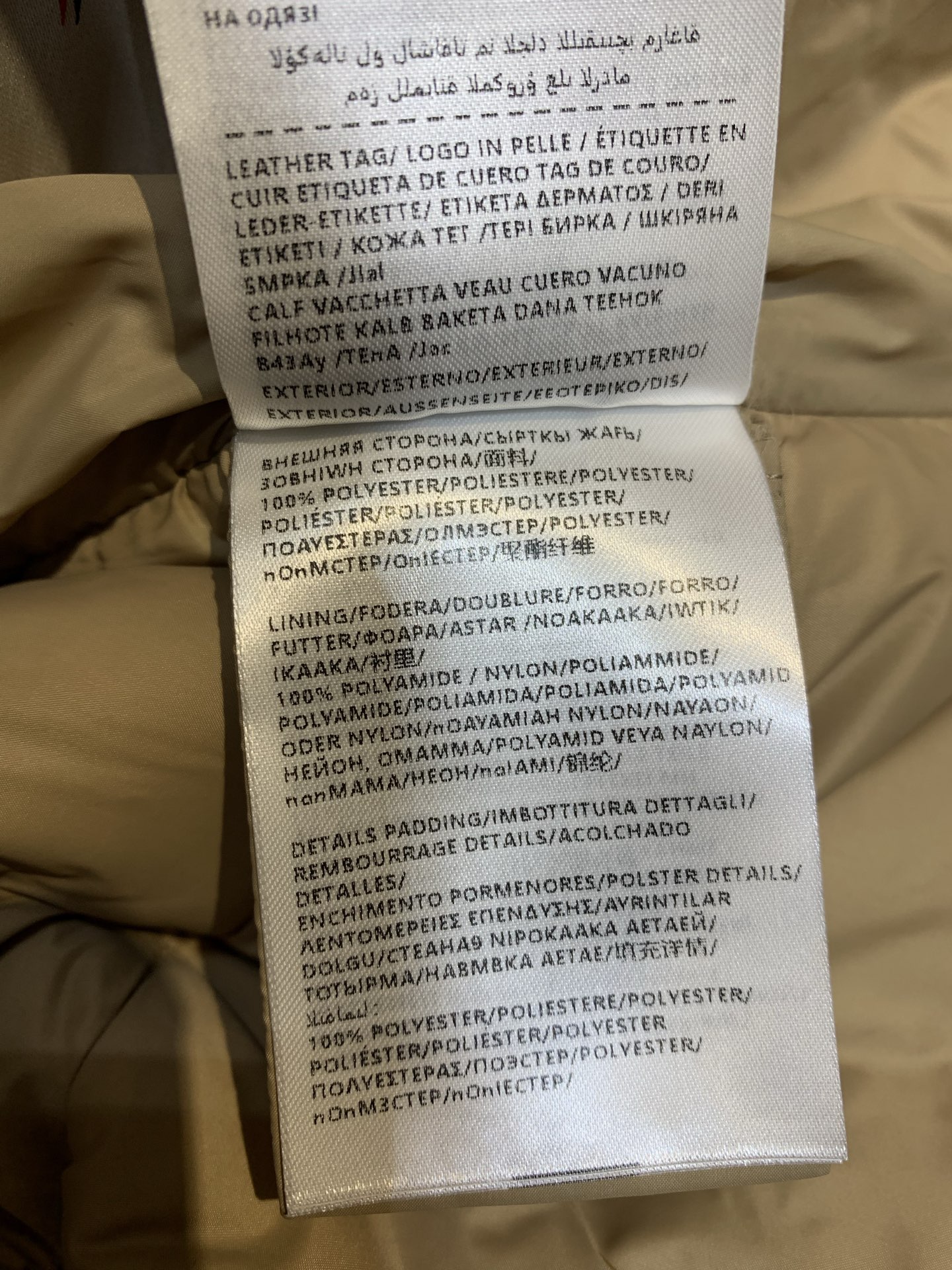 新款🔥出货啦 Y版开发 Moncle*2025秋冬新款毛绒系带羽绒马甲。软乎乎的毛绒面料，亲肤舒适，米色