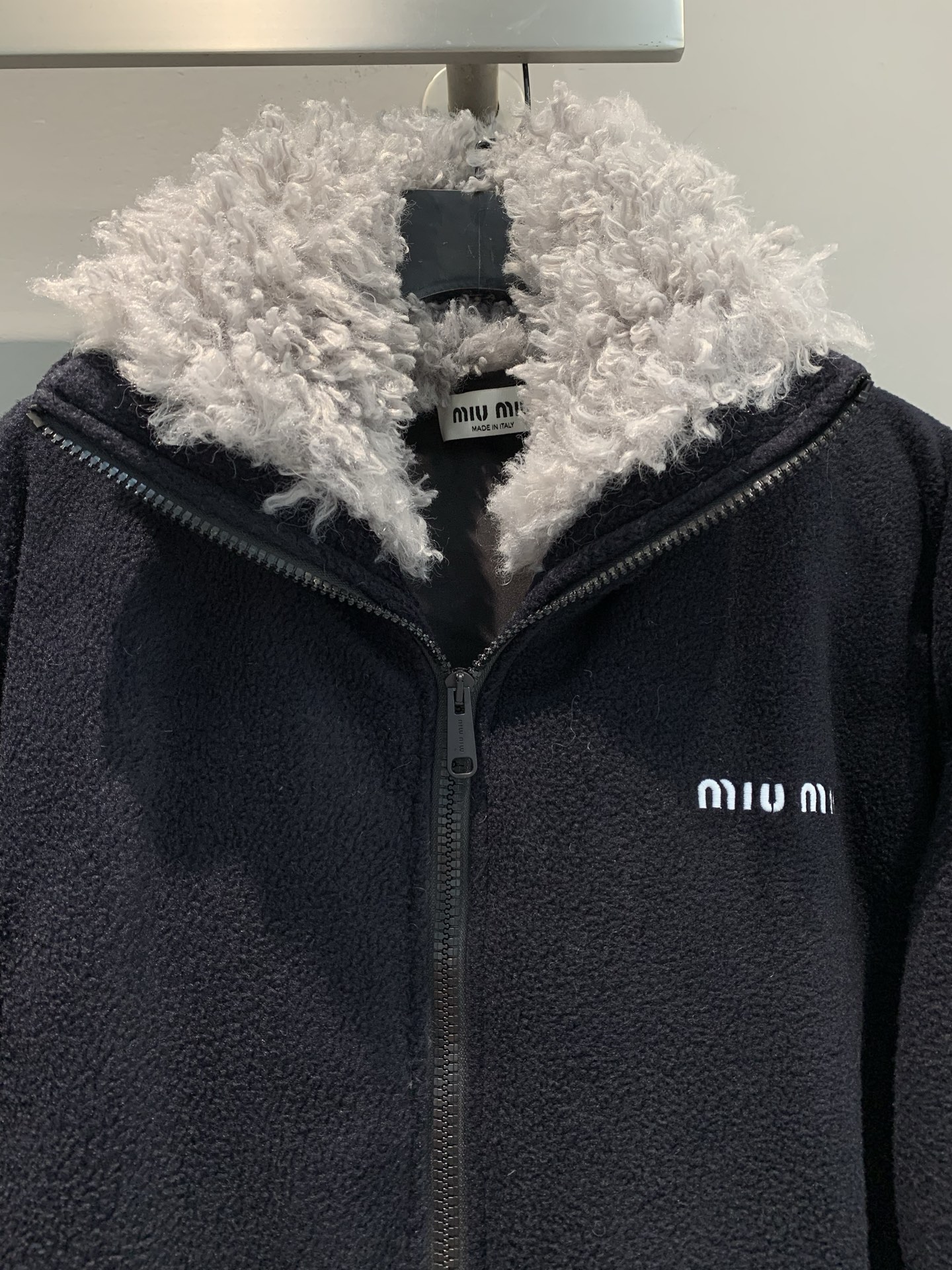 新款🔥出货啦 Y版开发 Miumi*2025秋冬新款时髦复古高领羊羔毛长外套。自带复古高级感，毛绒绒的质