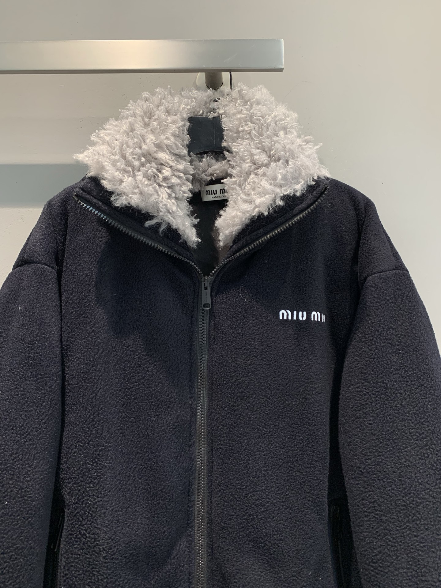 新款🔥出货啦 Y版开发 Miumi*2025秋冬新款时髦复古高领羊羔毛长外套。自带复古高级感，毛绒绒的质