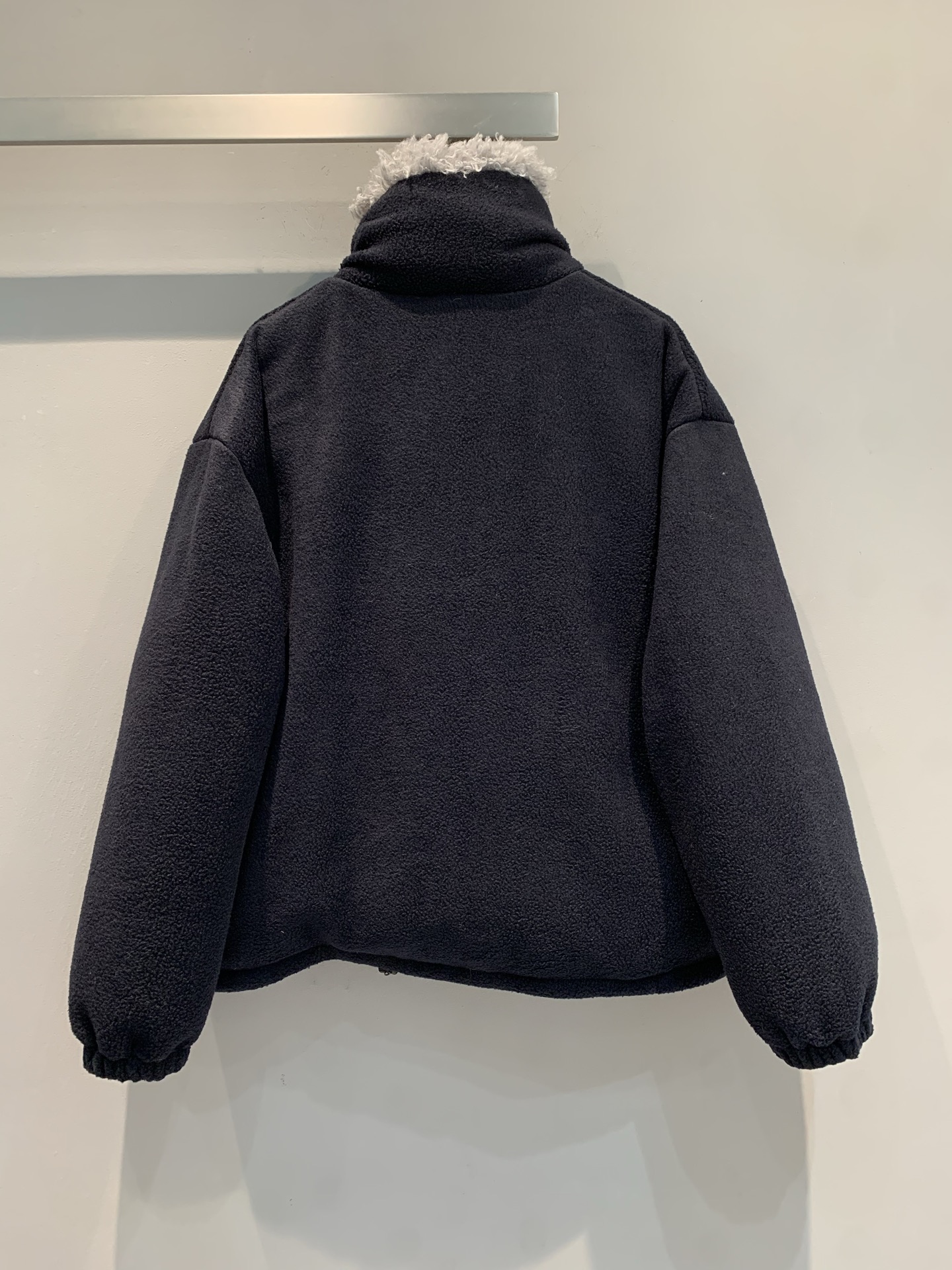 新款🔥出货啦 Y版开发 Miumi*2025秋冬新款时髦复古高领羊羔毛长外套。自带复古高级感，毛绒绒的质