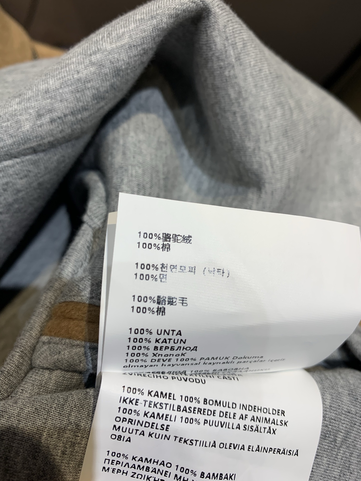 新款🔥出货啦 Y版开发 Miumi*2025秋冬新款时髦复古骆驼绒短款外套。采用奢华骆驼绒面料，触感柔软