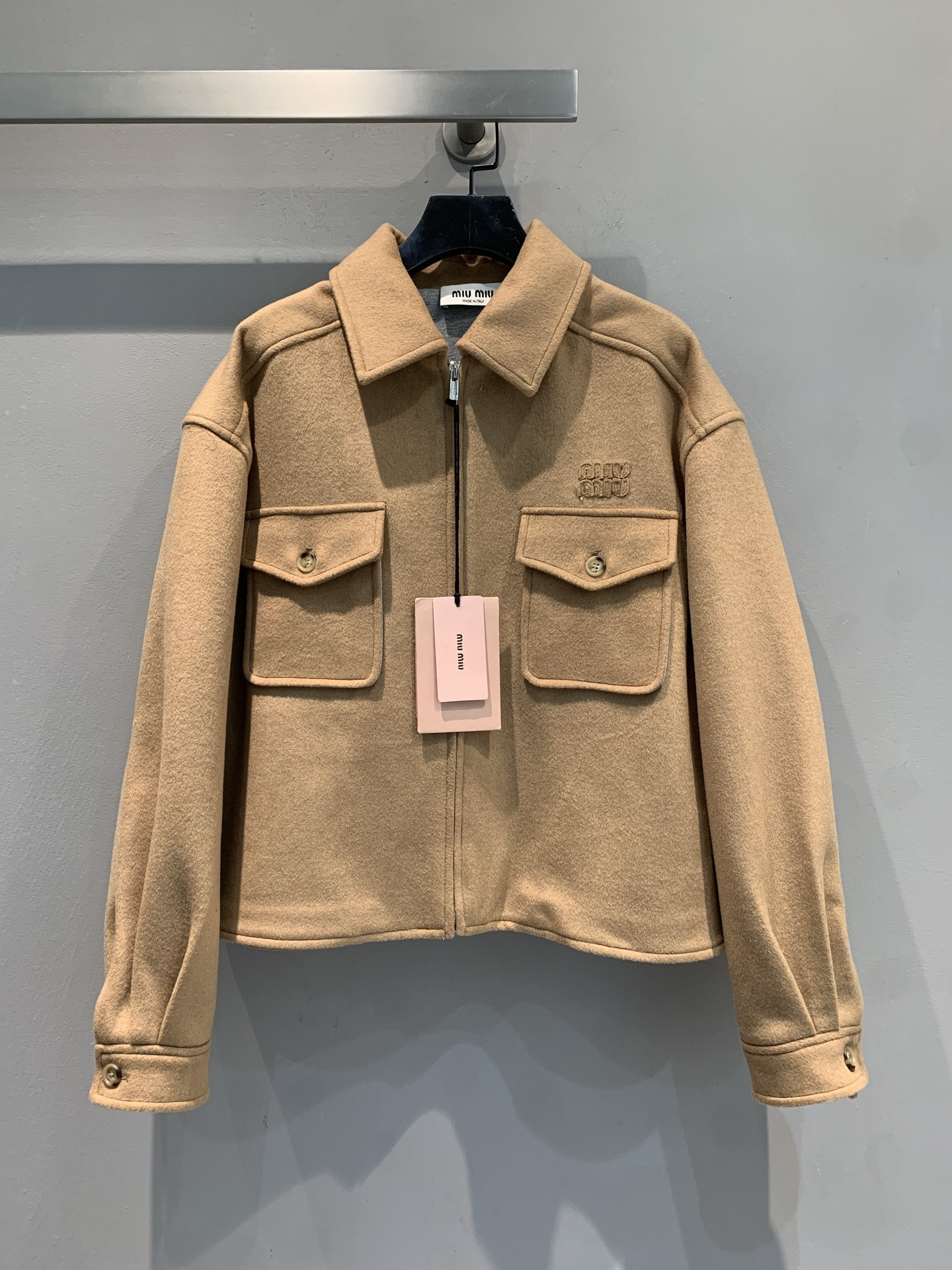 NO:501831,New style shipped M Y version developed Miumi* 2025 autumn and winter new fashionable retro camel velvet short jacket. It uses luxurious camel velvet fabric, soft touch, warm and light ~ the classic camel color, the high-end feeling is directly full, the lapel design is neat and energetic, the double pockets and exquisite brand embroidery details make the overall shape more layered and recognizable. The short style shows the proportions. Whether it is matched with jeans to create a casual and daily style or a skirt to create a sweet and cool feeling, it can be easily held. The C-position player in autumn and winter wear is a good-looking series!  SML, miumiu, skirts, jeans, jackets & coats, alexander wang19860909新款出货啦M Y版开发 Miumi*2025秋冬新款时髦复古骆驼绒短款外套.采用奢华骆驼绒面料,触感柔软,保暖又轻盈～经典的驼色系,高级感直接拉满,翻领设计利落又显精神,双口袋和精致的品牌刺绣细节,让整体造型更具层次感与辨识度.短款版型超显比例,不管是搭配牛仔裤打造随性日常风,还是配半身裙穿出甜酷感,都能轻松hold住,妥妥的秋冬穿搭C位选手,谁穿谁好看系列！码数SML,,miumiu,skirts,jeans,jackets & coats,alexander wang,Women's clothing