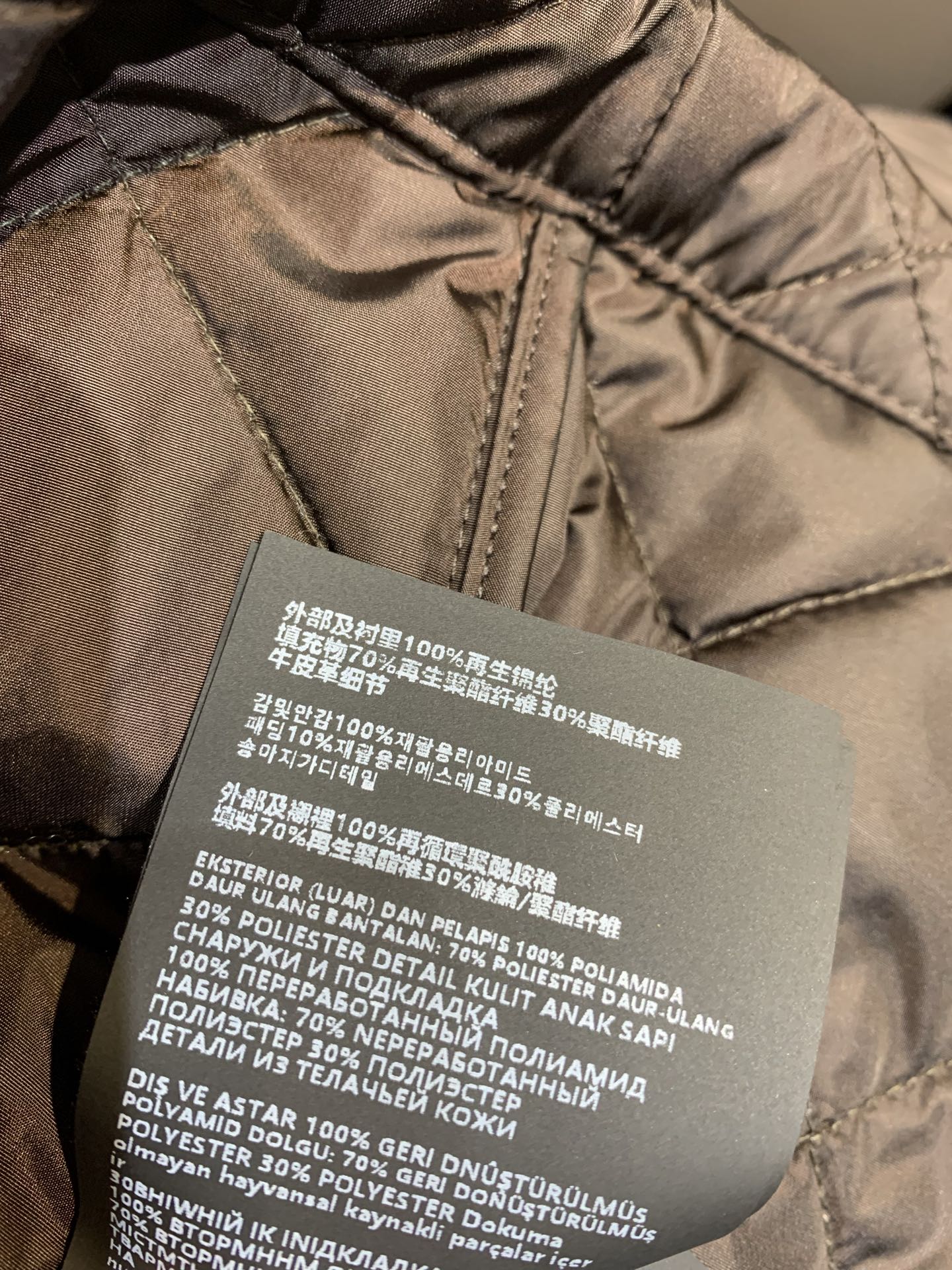 新款🔥出货啦📢 Y版开发 Prad*2025秋冬新款时髦复古菱格纹圆领棉服外套。菱格绗缝经典又显质感，领