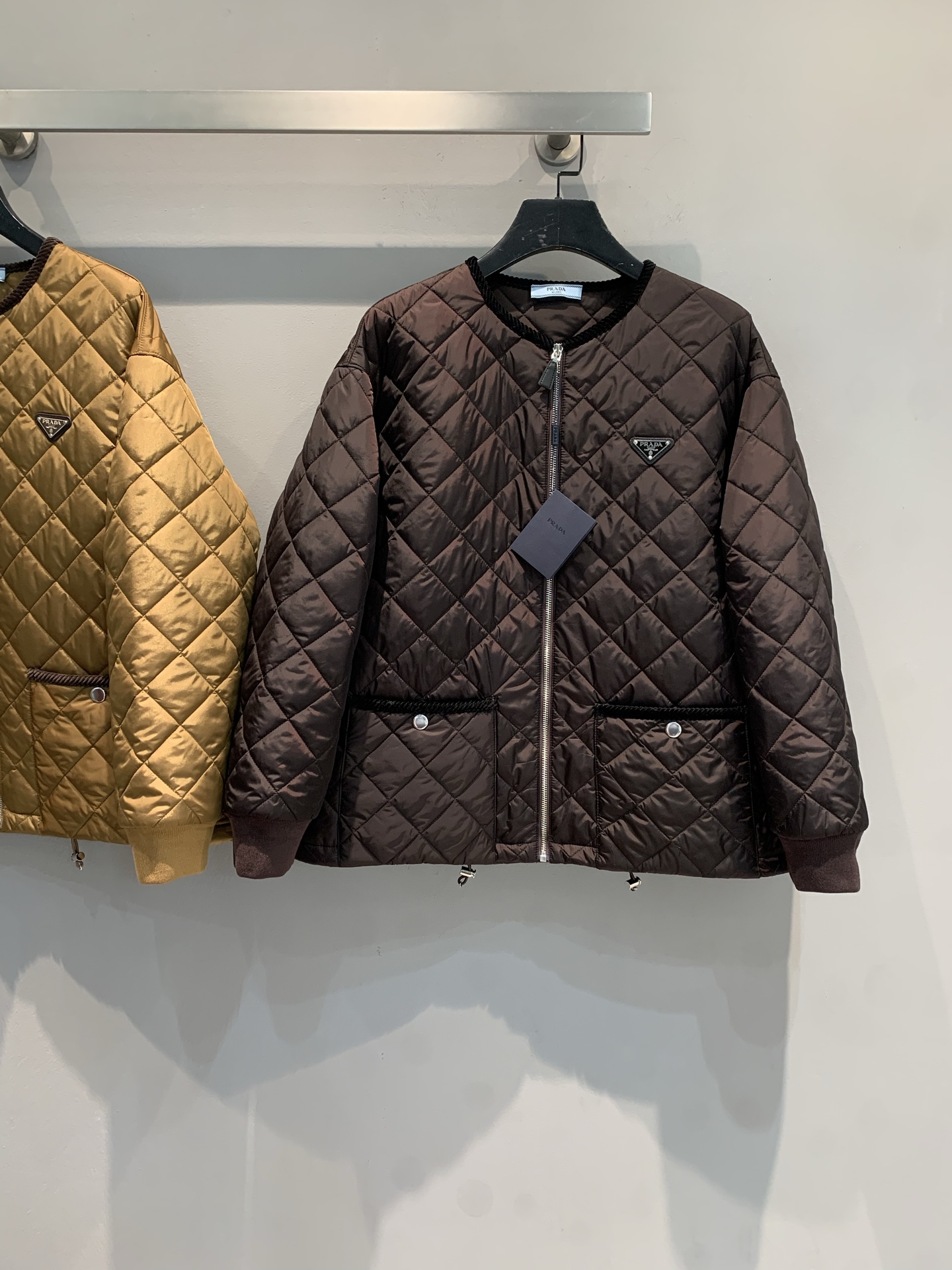 NO:501811,New model shipped M Y version development Prad*2025 autumn and winter new fashionable retro diamond pattern round-neck cotton jacket. Diamond quilting classic and textured, with brown details in the neckline and pockets full of exquisiteness~ the iconic triangle logo is decorated directly, simple but ingenious everywhere. The style is loose and does not suppress the body, warm and neat, whether it is casual style with jeans or a skirt, it can be perfectly adapted. SML, prada, skirts, jeans, jackets & coats, alexander wang19860909新款出货啦M Y版开发 Prad*2025秋冬新款时髦复古菱格纹圆领棉服外套.菱格绗缝经典又显质感,领口和口袋的棕色细节装饰,精致感拉满～标志性三角标一缀,品牌辨识度直接拉满,简约却处处是巧思. 版型宽松不压身,保暖还特显利落,不管是配牛仔裤走休闲风,还是搭半裙走轻熟风,都能完美适配.码数SML,,prada,skirts,jeans,jackets & coats,alexander wang,Women's clothing