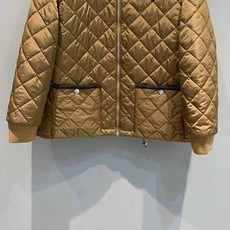 新款🔥出货啦📢 Y版开发 Prad*2025秋冬新款时髦复古菱格纹圆领棉服外套。菱格绗缝经典又显质感,领 新款🔥出货啦📢 Y版开发 Prad*2025秋冬新款时髦复古菱格纹圆领棉服外套。菱格绗缝经典又显质感,领