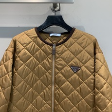 新款🔥出货啦📢 Y版开发 Prad*2025秋冬新款时髦复古菱格纹圆领棉服外套。菱格绗缝经典又显质感,领 新款🔥出货啦📢 Y版开发 Prad*2025秋冬新款时髦复古菱格纹圆领棉服外套。菱格绗缝经典又显质感,领