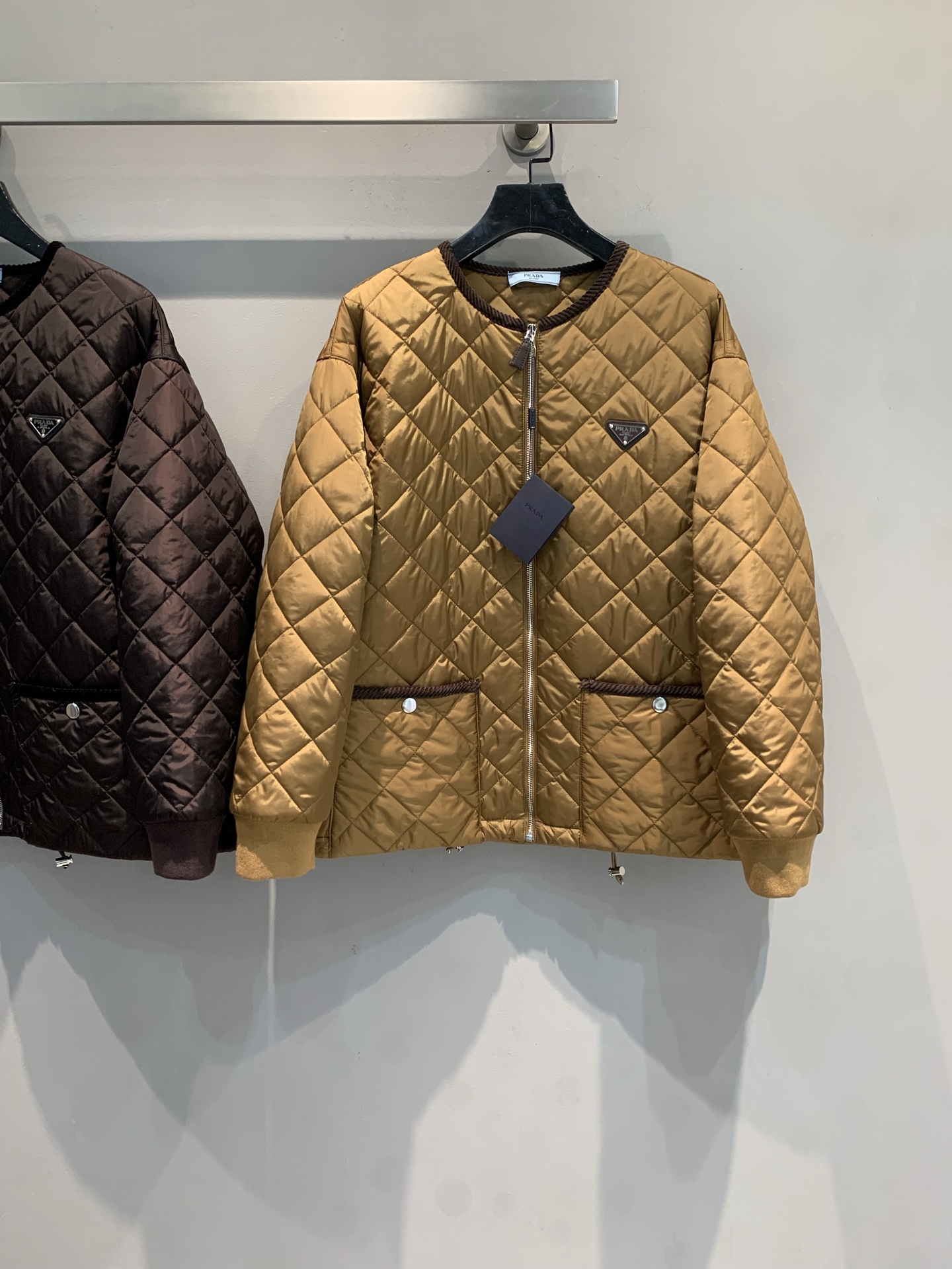 NO:501804,The new model shipped MY version is developed. Prad*2025 autumn and winter new fashionable retro diamond pattern round-neck cotton jacket. Diamond quilting is classic and textured. The brown details of the neckline and pocket are decorated with exquisiteness. The iconic triangle logo is decorated with a straightforward brand recognition, simple but ingenious. The style is loose and does not suppress the body, warm and neat. Whether it is used to be casual with jeans or a skirt, it can be perfectly adapted. SML, prada, skirts, jeans, jackets & coats, alexander wang19860909新款出货啦MY版开发 Prad*2025秋冬新款时髦复古菱格纹圆领棉服外套.菱格绗缝经典又显质感,领口和口袋的棕色细节装饰,精致感拉满～标志性三角标一缀,品牌辨识度直接拉满,简约却处处是巧思. 版型宽松不压身,保暖还特显利落,不管是配牛仔裤走休闲风,还是搭半裙走轻熟风,都能完美适配.码数SML,,prada,skirts,jeans,jackets & coats,alexander wang,Women's clothing