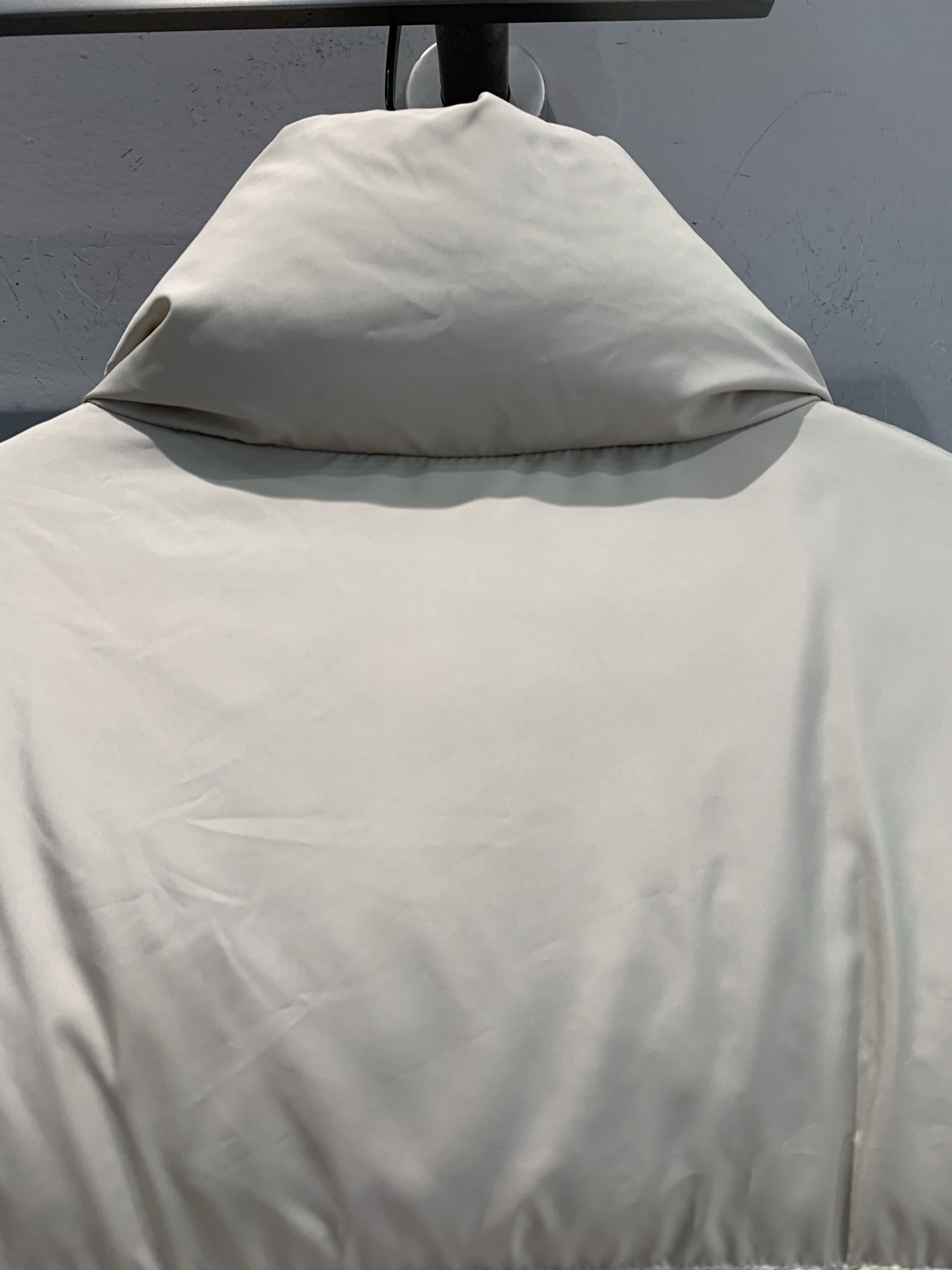 新款🔥出货啦 Y版开发 Miumi*2025秋冬新款抽绳立领大口袋短款羽绒服。采用国标90白鹅绒填充，蓬
