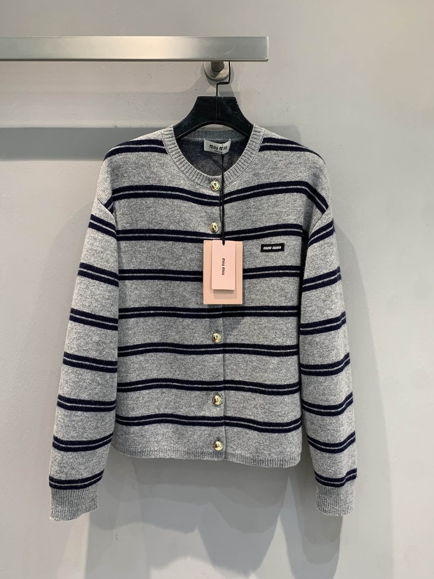 NO:505414,New model shipped M Y version developed Miumi*2025 autumn and winter new college-style striped wool cardigan. The delicate wool fabric is skin-friendly and warm, gray and blue stripes are classic and textured, and the gold buttons and small labels are embellished with a sense of detail!  The short style shows the proportions. It is a vibrant senior in single wear. It is also very layered when worn as an inner wear. SML, miumiu, alexander wang19860909新款出货啦M Y版开发 Miumi*2025秋冬新款学院风条纹羊毛开衫.细腻羊毛面料亲肤又保暖,灰蓝条纹经典又显质感,金色纽扣和小标点缀超有细节感！短款版型巨显比例,单穿是元气学姐,叠穿当内搭也很有层次感.码数SML,,miumiu,alexander wang,Women's clothing