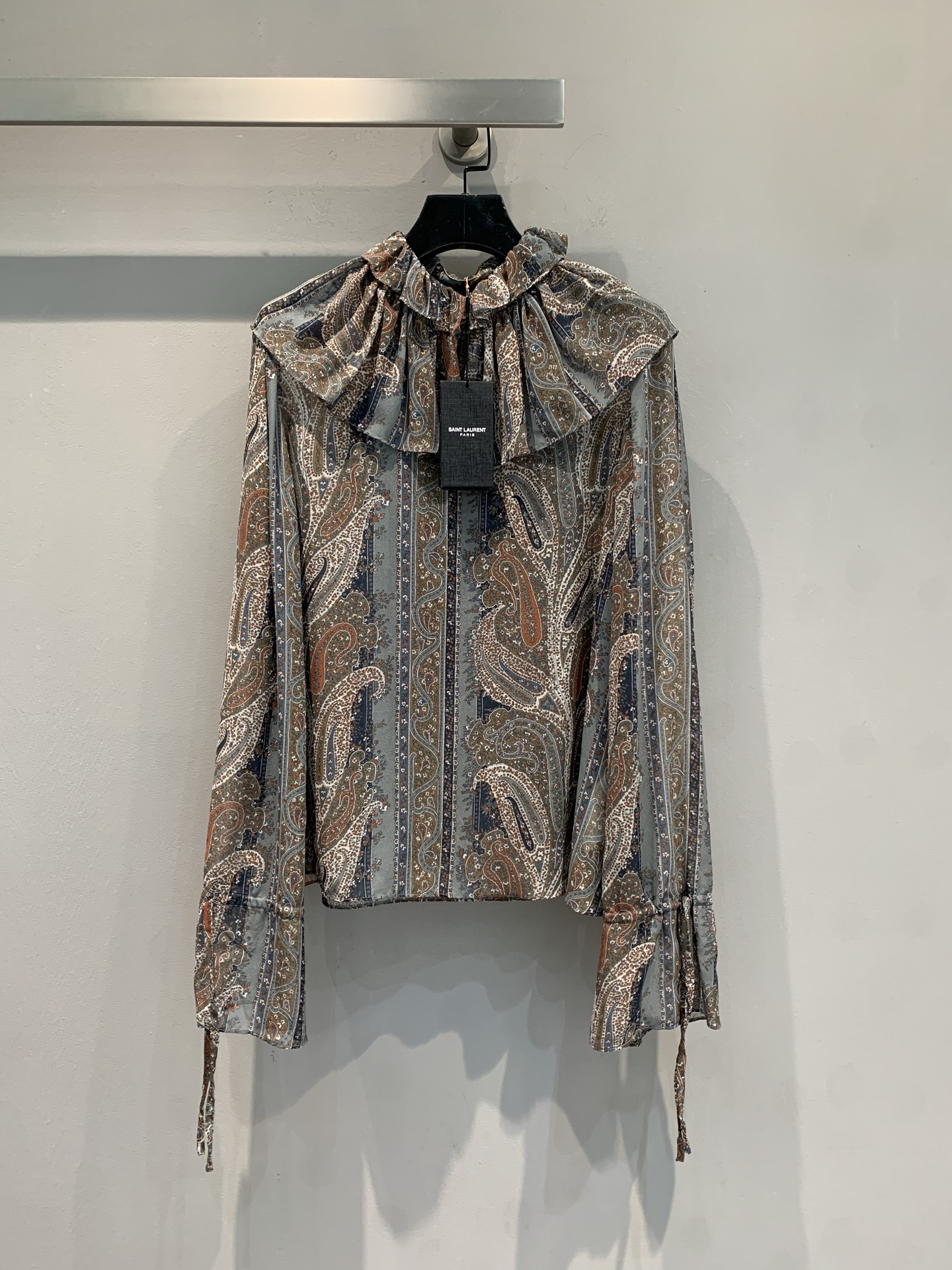 NO:505409,New model shipped M Y version developed Ysl2025 early autumn new fashionable retro paisley pattern silk shirt. The delicate mulberry silk feels soft and foul. The retro paisley pattern comes with artistic filters. The design of the lotus leaf collar + lace-up cuff is simply a very detailed dish!  Wearing alone is a French retro heroine, and layering can instantly illuminate the look when wearing it as an inner layer. SML, saint laurent,shirts,real silk,alexander wang19860909新款出货啦M Y版开发 Ysl2025早秋新款时髦复古佩斯利花纹真丝衬衫.细腻桑蚕丝触感柔到犯规,复古佩斯利花纹自带艺术滤镜,荷叶领+系带袖口的设计简直是细节控的天菜！单穿是法式复古女主,叠穿当内搭也能瞬间点亮造型.码数SML,,saint laurent,shirts,real silk,alexander wang,Women's clothing