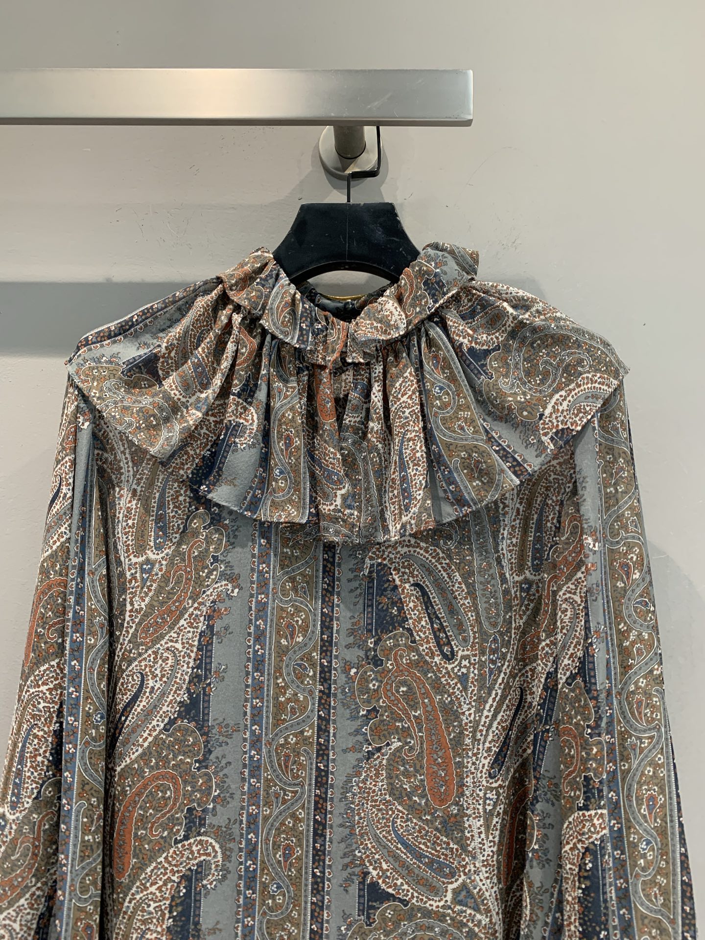 新款🔥出货啦 Y版开发 Ysl2025早秋新款时髦复古佩斯利花纹真丝衬衫。细腻桑蚕丝触感柔到犯规，复古佩