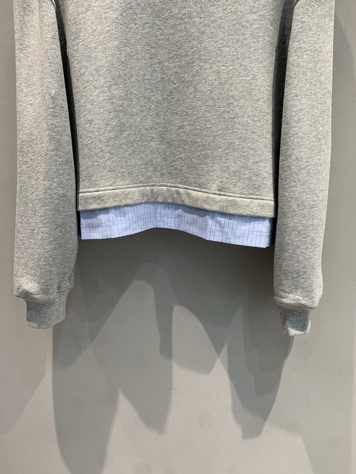 新款🔥出货啦📢 Y版开发 G家2025早秋新款假两件圆领纯棉卫衣。灰色纯棉卫衣面料软乎乎的巨舒服，下摆拼