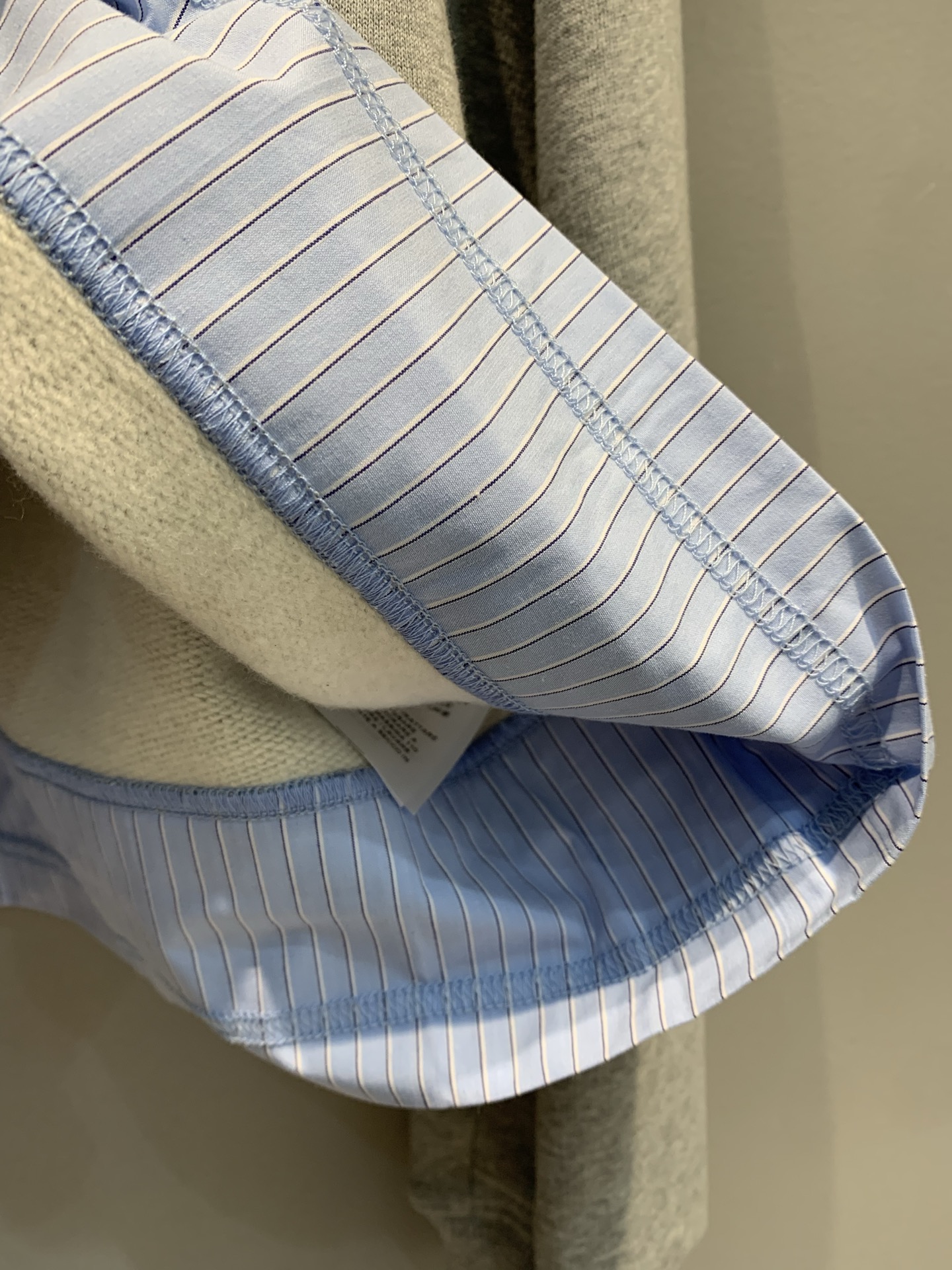 新款🔥出货啦📢 Y版开发 G家2025早秋新款假两件圆领纯棉卫衣。灰色纯棉卫衣面料软乎乎的巨舒服，下摆拼