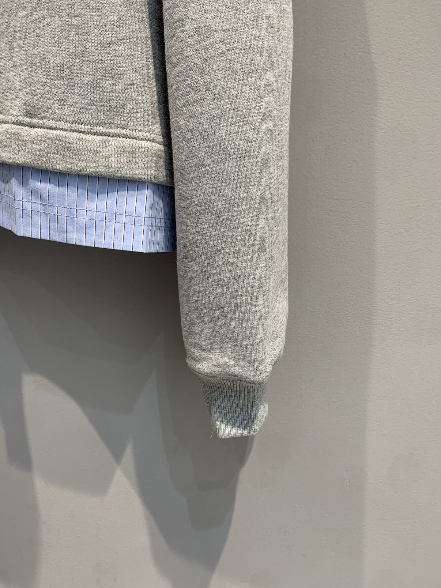 新款🔥出货啦📢 Y版开发 G家2025早秋新款假两件圆领纯棉卫衣。灰色纯棉卫衣面料软乎乎的巨舒服，下摆拼