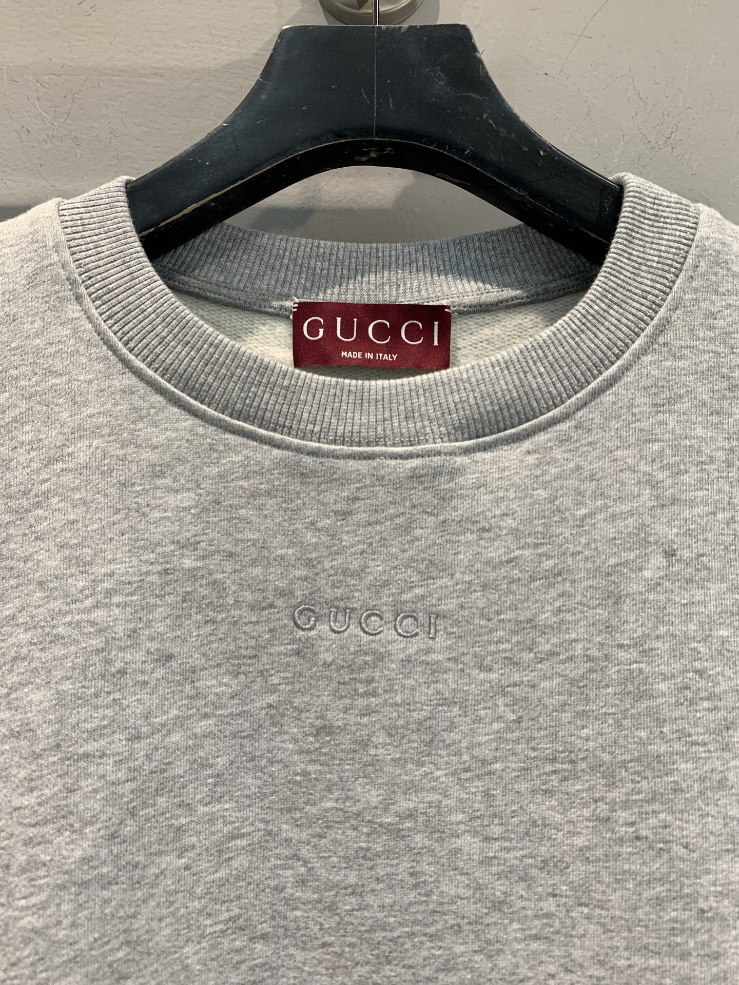 新款🔥出货啦📢 Y版开发 G家2025早秋新款假两件圆领纯棉卫衣。灰色纯棉卫衣面料软乎乎的巨舒服，下摆拼