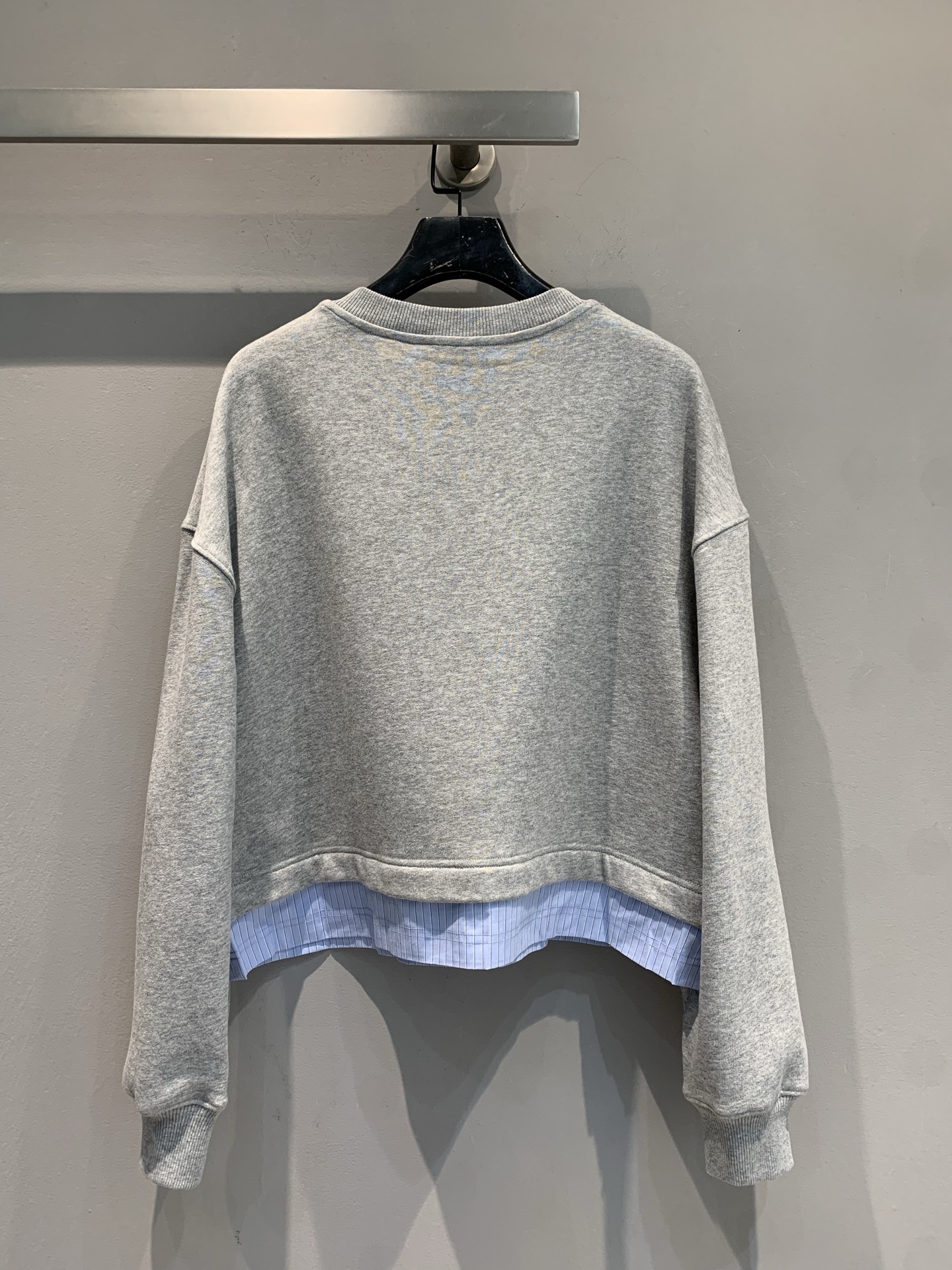 新款🔥出货啦📢 Y版开发 G家2025早秋新款假两件圆领纯棉卫衣。灰色纯棉卫衣面料软乎乎的巨舒服，下摆拼