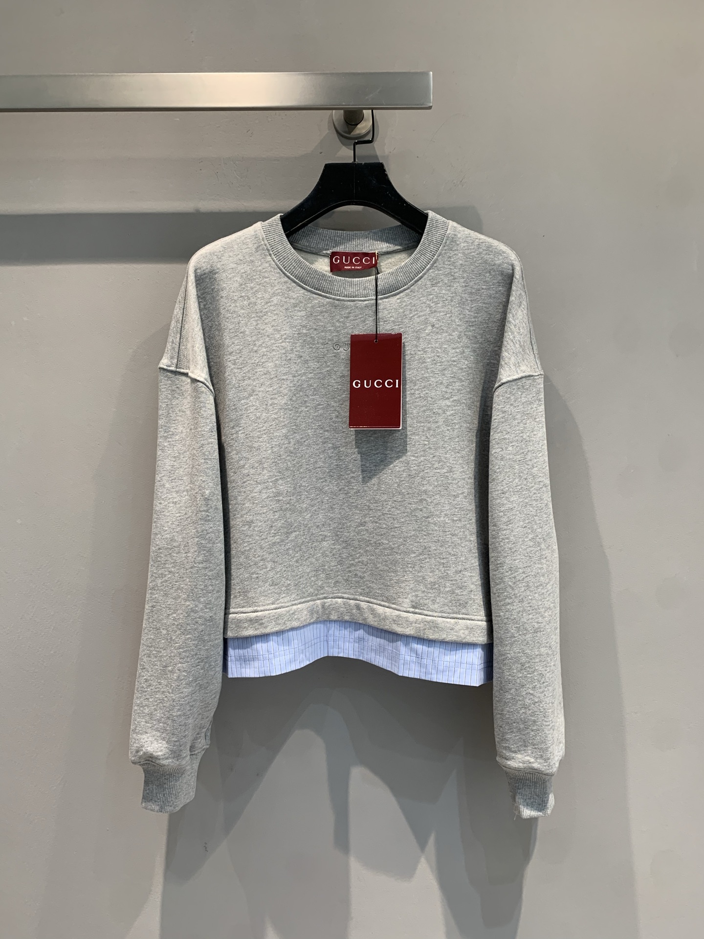 NO:505418,The new model shipped MY version is developed. G Home 2025 early autumn new fake two-piece round-neck pure cotton sweatshirt. The gray pure cotton sweatshirt is soft and comfortable, and the hem is spliced ​​with blue and white striped shirt cloth to unlock the 'layering trick' in one second. The short style is also very tall!  Whether it is a casual and casual style alone or a suit-like look with the same series of shorts, you can wear the luxurious style of G family effortlessly~ SML, gucci, hoodie, sweatshirts, shorts, shirts, alexander wang19860909新款出货啦MY版开发 G家2025早秋新款假两件圆领纯棉卫衣.灰色纯棉卫衣面料软乎乎的巨舒服,下摆拼接蓝白条纹衬衫布,一秒解锁“叠穿小心机”,短款版型还特显高！不管是单穿走随性休闲风,还是搭配同系列短裤打造套装感,都能把G家的奢华格调穿得毫不费力～码数SML,,gucci,hoodie,sweatshirts,shorts,shirts,alexander wang,Women's clothing