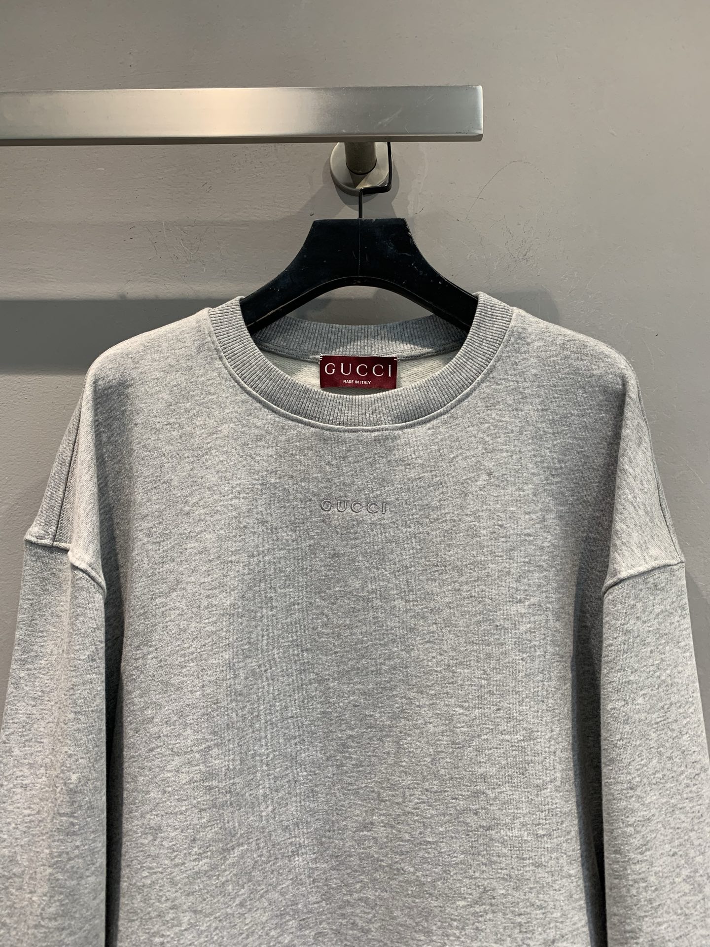 新款🔥出货啦📢 Y版开发 G家2025早秋新款假两件圆领纯棉卫衣。灰色纯棉卫衣面料软乎乎的巨舒服，下摆拼