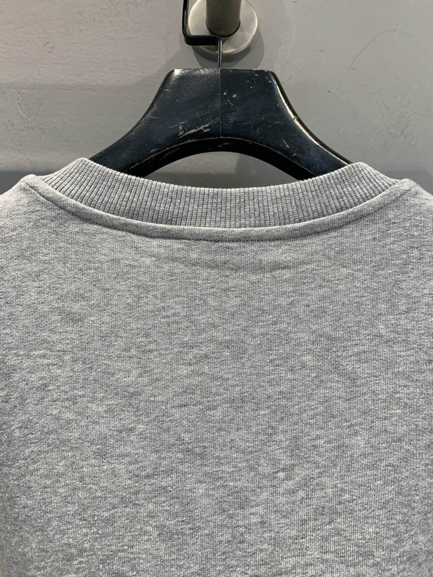 新款🔥出货啦📢 Y版开发 G家2025早秋新款假两件圆领纯棉卫衣。灰色纯棉卫衣面料软乎乎的巨舒服，下摆拼