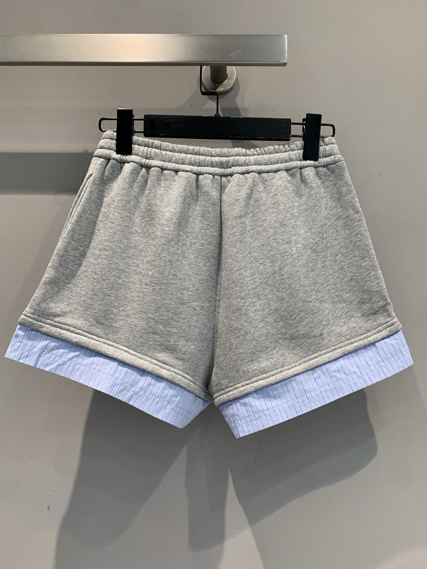 新款🔥出货啦📢 Y版开发 G家2025早秋新款假两件松紧腰系带短裤。灰色纯棉面料舒适到不想脱，下摆拼接蓝