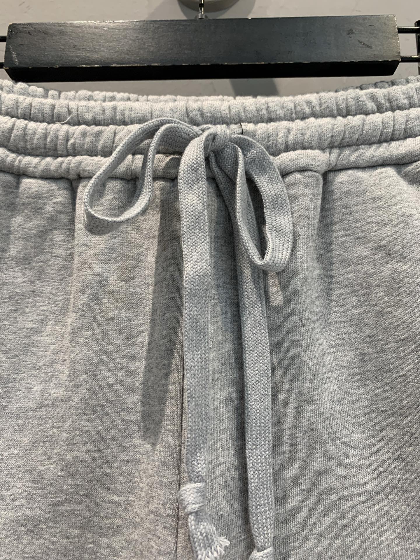 新款🔥出货啦📢 Y版开发 G家2025早秋新款假两件松紧腰系带短裤。灰色纯棉面料舒适到不想脱，下摆拼接蓝