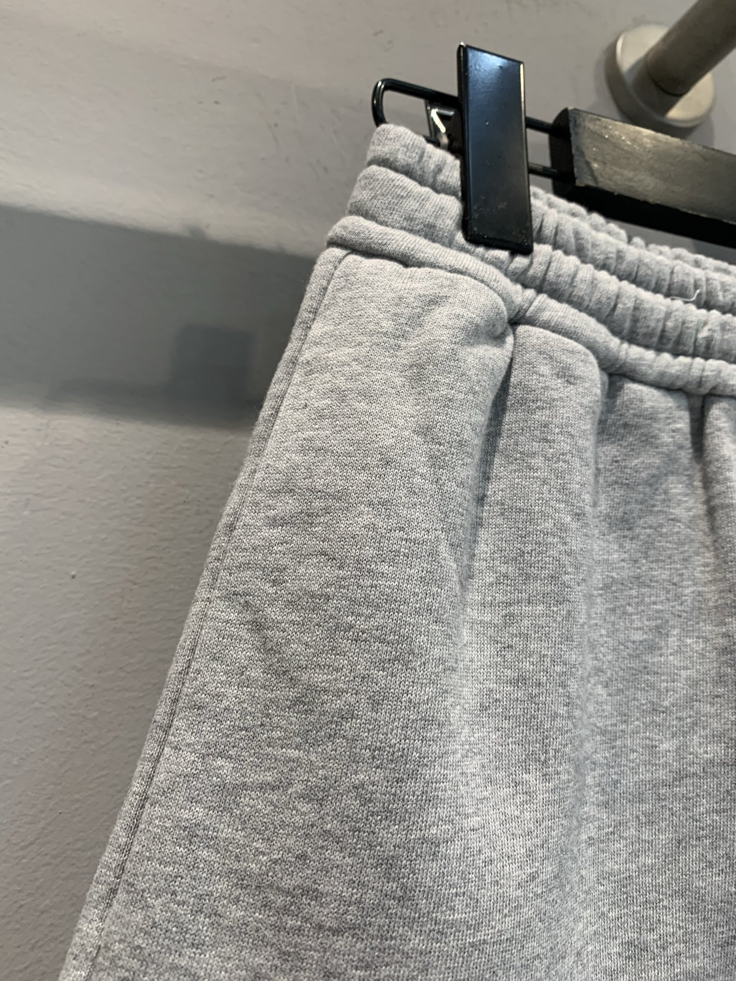 新款🔥出货啦📢 Y版开发 G家2025早秋新款假两件松紧腰系带短裤。灰色纯棉面料舒适到不想脱，下摆拼接蓝