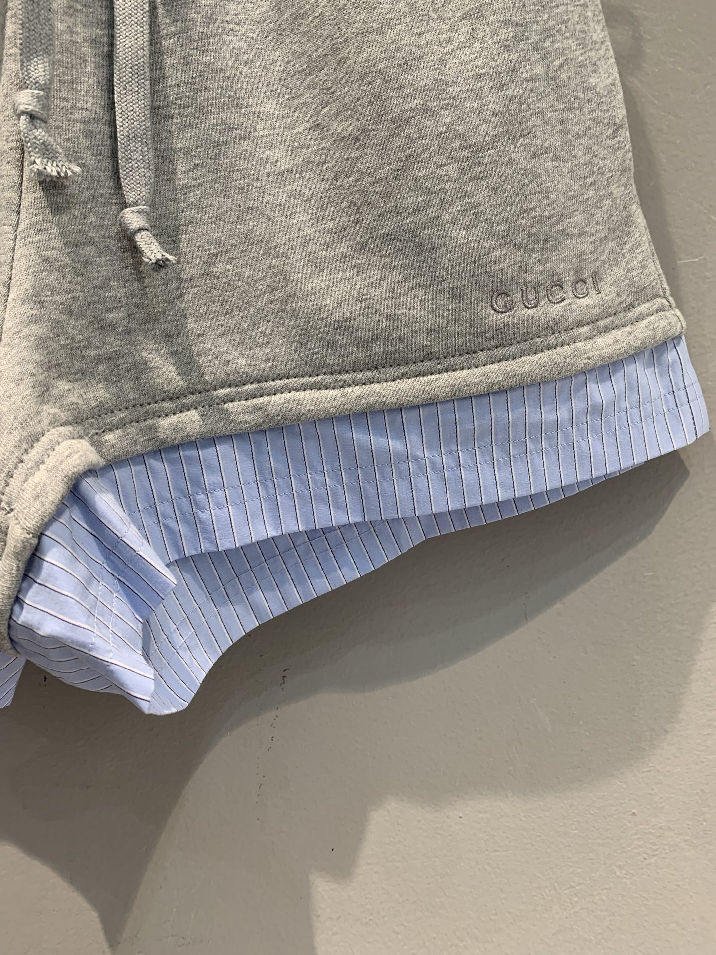 新款🔥出货啦📢 Y版开发 G家2025早秋新款假两件松紧腰系带短裤。灰色纯棉面料舒适到不想脱，下摆拼接蓝