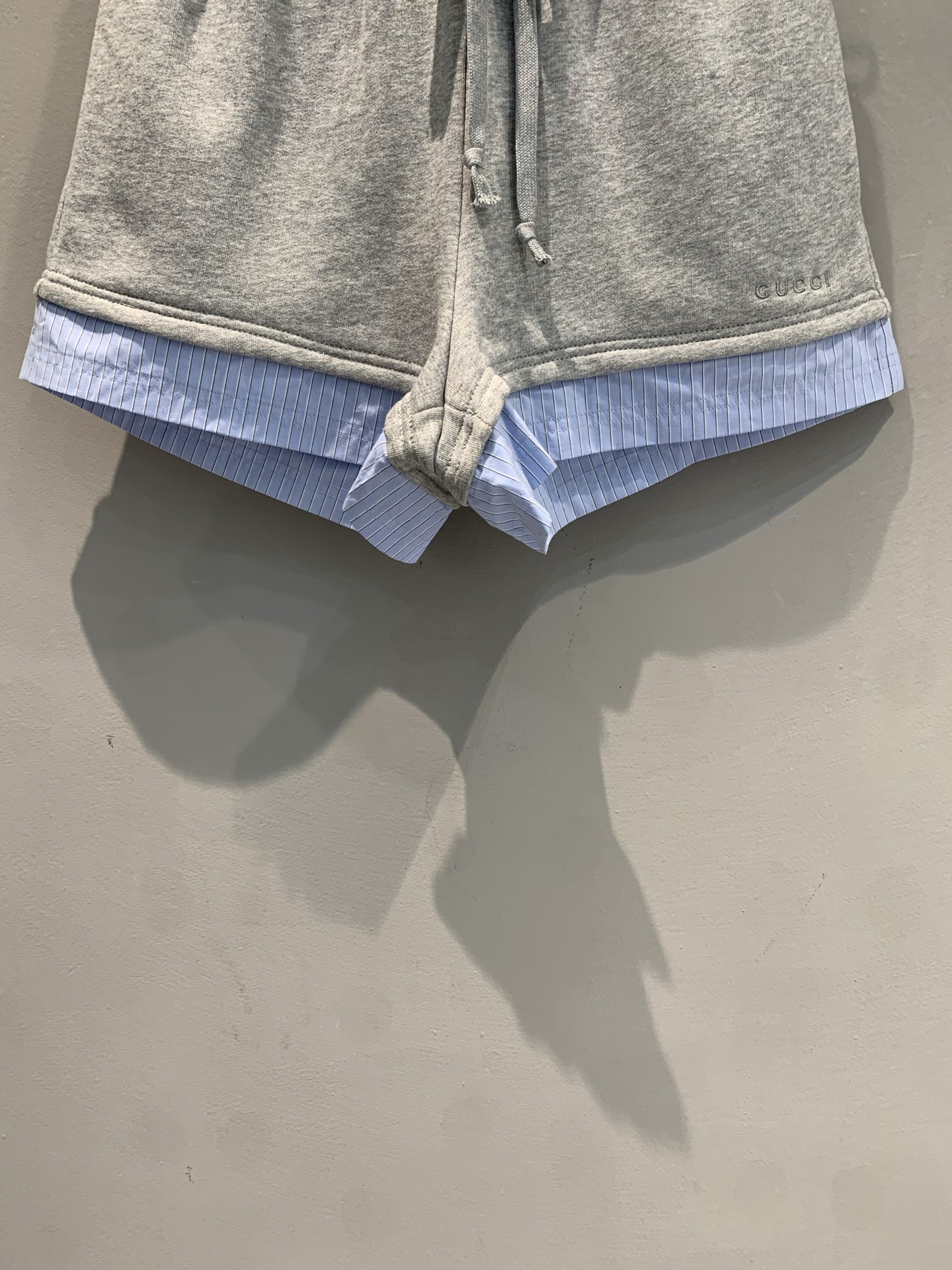 新款🔥出货啦📢 Y版开发 G家2025早秋新款假两件松紧腰系带短裤。灰色纯棉面料舒适到不想脱，下摆拼接蓝