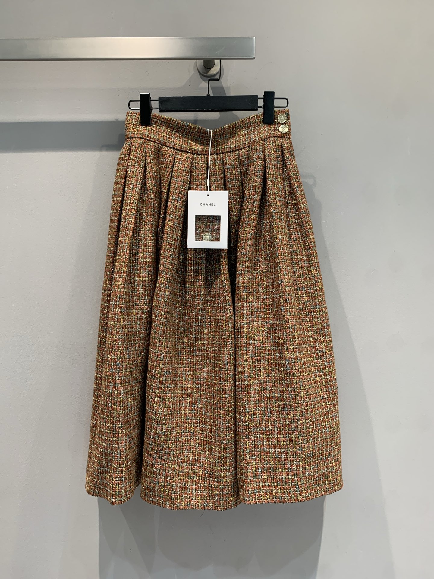 NO:502831,New model shipped M Y version development C home 2025 autumn and winter new fashionable retro plaid tweed skirt. Classic tweed fabric, high-quality texture, 100% silk lining, skin-friendly and comfortable. The delicate plaid interwoven creates a delicate texture, soft tones and warm and high-end. The neat cut is matched with an elegant silhouette, and the swaying posture is swaying during walking. Whether it is matched with a simple sweater to create a French romance or a combination with a shirt to create an intellectual commuter style, it can be easily and brilliant. Number 36 38 40, chanel, skirts, shirts, real silk, alexander wang19860909新款出货啦M Y版开发 C家2025秋冬新款时髦复古格纹粗花呢半裙.经典粗花呢面料,质感高级,百分百真丝内衬,亲肤舒适.细腻格纹交织出精致质感,柔和色调温暖又高级.利落剪裁搭配优雅廓形,行走间摇曳生姿.无论是搭配简约针织衫营造法式浪漫,还是与衬衫组合打造知性通勤风,都能轻松出彩.码数36 38 40,,chanel,skirts,shirts,real silk,alexander wang,Women's clothing