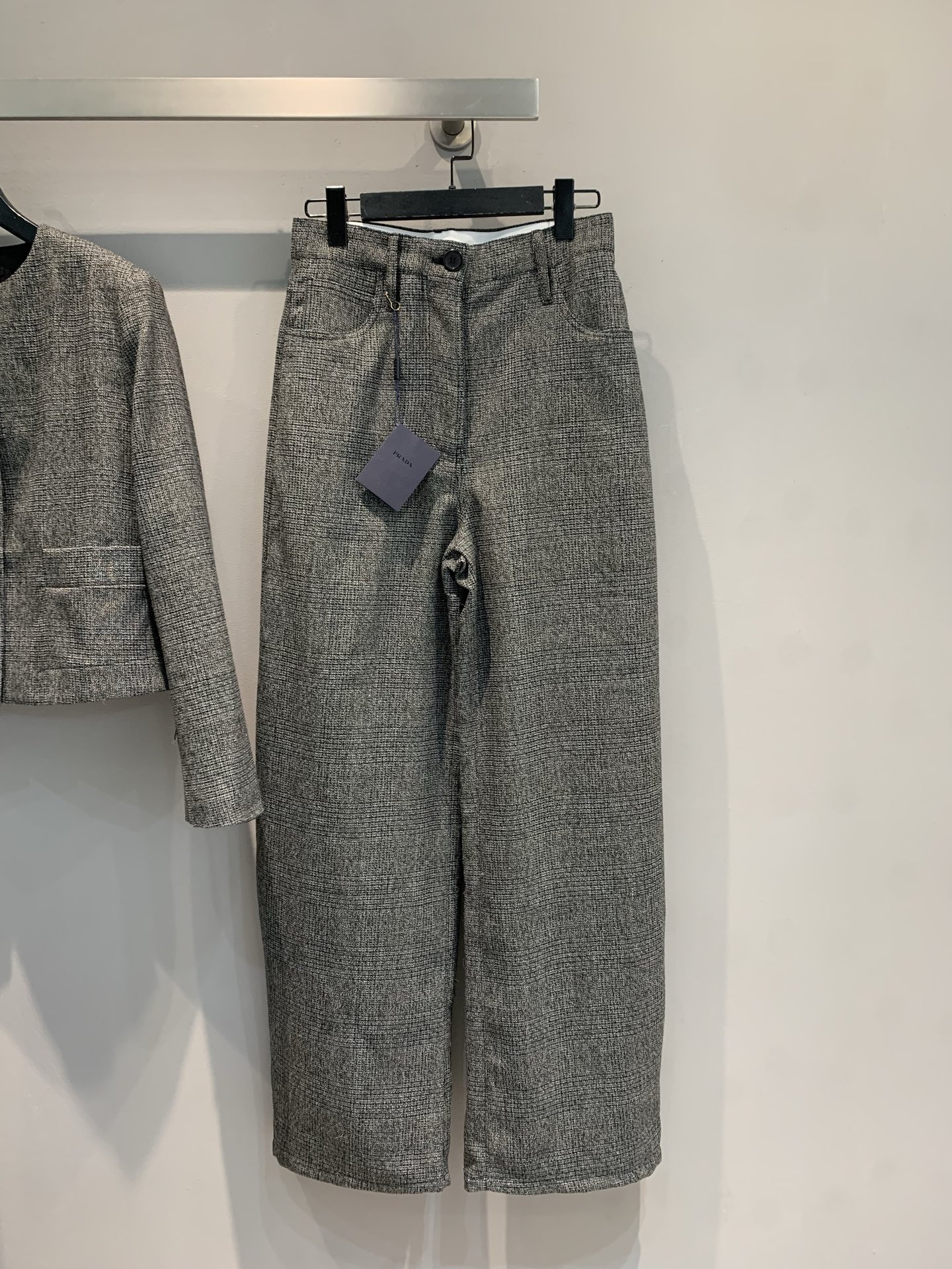 NO:505420,The new model shipped MY version developed Prad*2025 autumn and winter new fashionable retro wool plaid wide-leg pants. The delicate wool plaid fabric has a low-key and luxurious feeling. The wide-leg version is full of legs length when worn. The high-waist design even raises the waistline under the chest, which instantly turns into a golden ratio of 300 minutes. Whether it is matched with a short jacket in the same series to the 'high-end sense of suit' or a 'slack and casual style' with a sweater, you can engrave the word 'texture' into your bones. SML, prada, jackets & coats, sweaters, gold, alexander wang19860909新款出货啦MY版开发 Prad*2025秋冬新款时髦复古羊毛格纹阔腿裤.细腻羊毛格纹面料自带低调奢华感,阔腿版型一穿就拉满腿长优势,高腰设计更是把腰线提到胸下,秒变三七分黄金比例.不管是搭配同系列短外套走“套装高级感”,还是单穿配毛衣走“松弛随性风”,都能把“质感”二字刻进骨子里.码数SML,,prada,jackets & coats,sweaters,gold,alexander wang,Women's clothing