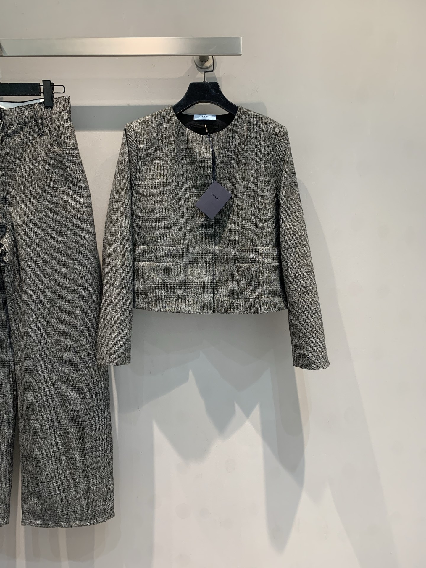 NO:505426,New model shipped M Y version development Prad* 2025 autumn and winter new retro fashionable plaid wool short jacket. The delicate wool plaid fabric comes with low-key luxury filters. The short style looks taller when worn. The collarless design weakens the formality and adds a casual and relaxed feeling. Wearing it alone is an urban elite, and layering it with inner layer can instantly enhance the styling level. It is a set of 'high-end combination punches' with wide-leg pants in the same series. It is a set of casual and fashionable flirting with jeans. SML, prada, jeans, jackets & coats, alexander wang19860909新款出货啦M Y版开发 Prad*2025秋冬新款复古时髦格纹羊毛短款外套.细腻羊毛格纹面料自带低调奢华滤镜,短款版型一穿就显高,无领设计弱化了正式感,多了份随性松弛.单穿是都市精英,叠穿当内搭也能瞬间提升造型层次,配同系列阔腿裤是一套“高级感组合拳”,搭牛仔裤又成随性时髦精.码数SML,,prada,jeans,jackets & coats,alexander wang,Women's clothing