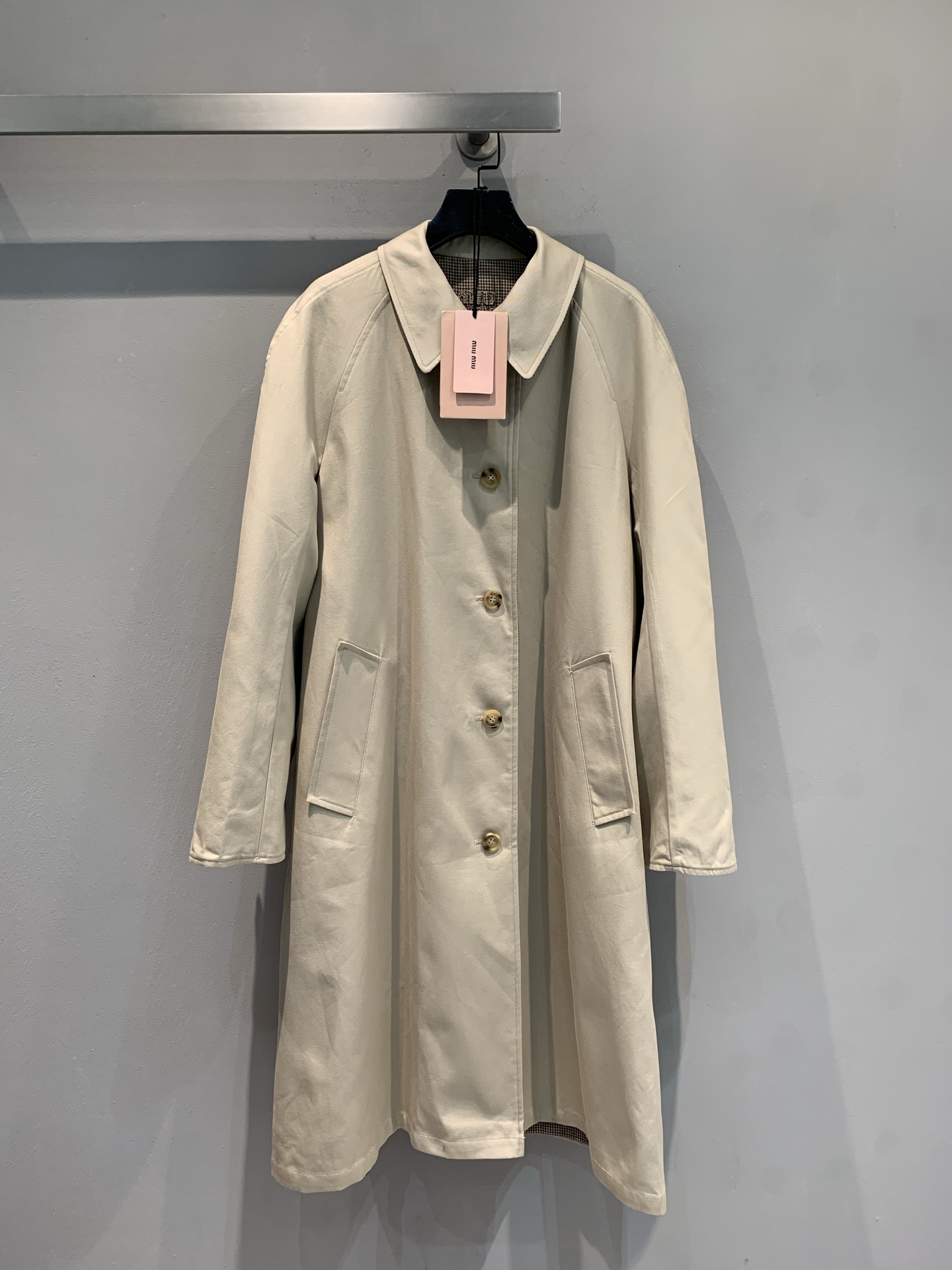 NO:546382,New Dust Bags with a New Shipment, M Large Products Real Shot Miumi*2025 Autumn and Winter New British Style Fashion and Retro Wind Wearing Wind Coats on both sides. Classic British Style Design, Single Bretted + Loose Straight Style on both sides, The fabric is crisp and stylish, suitable for a variety of figures. Lapel + belt, adjust at will, easy to switch commuter or casual style. Khaki color is versatile, shorts, alexander wang19860909配防尘袋新款出货啦M大货实拍 Miumi*2025秋冬新款英伦风时髦复古两面穿风衣.经典英伦风设计,两面穿单排扣+宽松直筒版型,面料挺括有型,适合多种身材.翻领+腰带,随心调节,轻松切换通勤or休闲风汁.卡其色百搭,配短裤露腿显高,搭裙装优雅.码数SML,,miumiu,skirts,shorts,alexander wang,Women's clothing