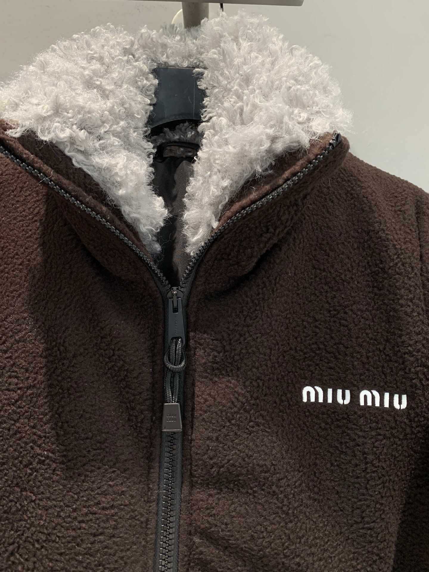 新款🔥出货啦 Y版开发 Miumi*2025秋冬新款时髦复古高领羊羔毛短外套。自带复古高级感，毛绒绒的质