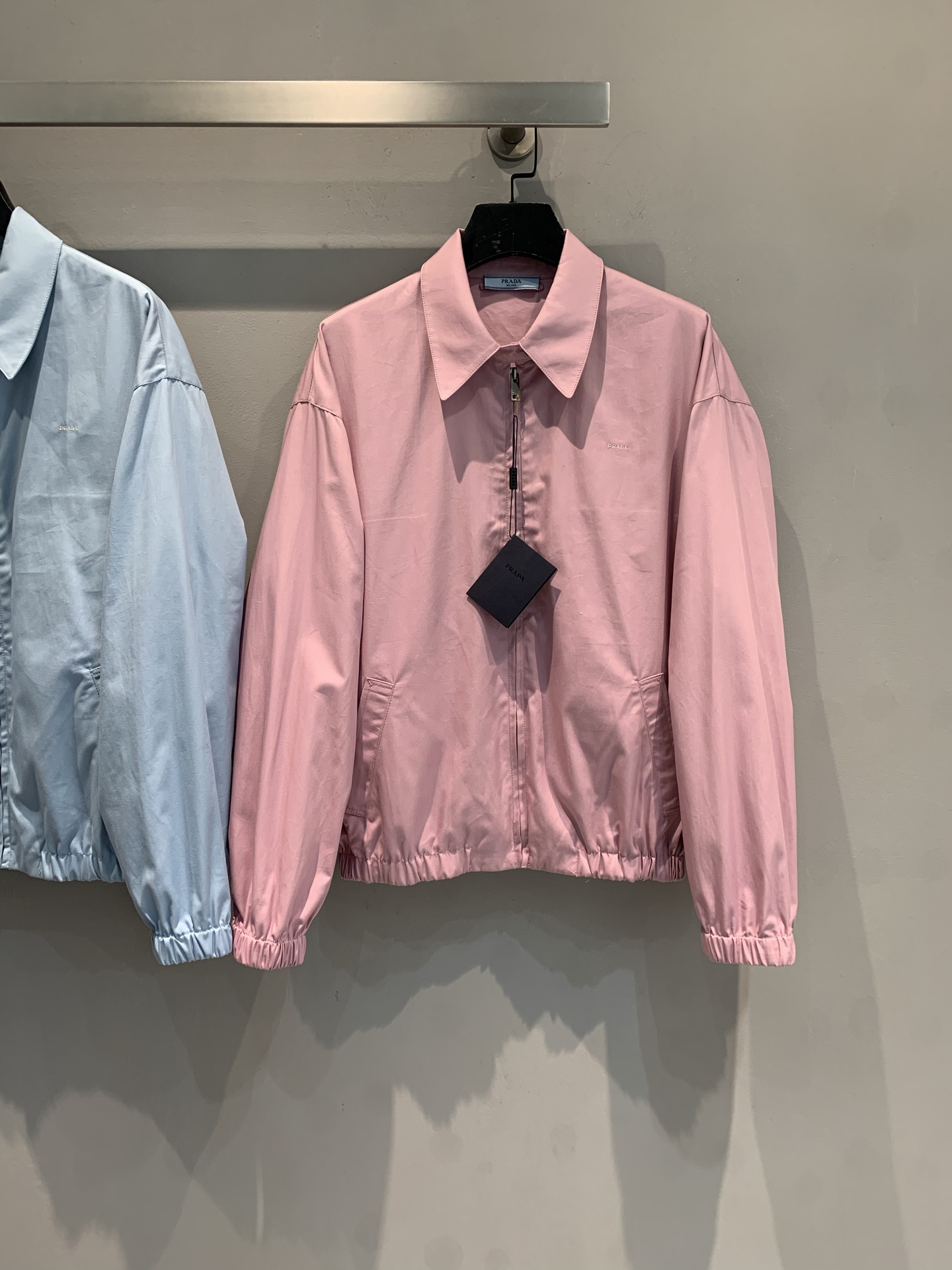 NO:501764,New model shipped M Y version developed Prad*2025 early autumn new simple style zipper waist jacket. It uses imported pure cotton fabric, high-quality texture and crisp style. The simple and neat style, paired with soft and eye-catching colors, whether you go out on the street or attend a slightly formal occasion, you can instantly stand out, showing your fashion taste and elegant temperament~ SML, prada, jackets & coats, jackets & coats, alexander wang19860909新款出货啦M Y版开发 Prad*2025早秋新款简约风拉链收腰夹克外套.采用进口纯棉面料,质感高级,版型挺括.简约利落的版型,搭配柔和又吸睛的色彩,无论是日常出街还是出席稍正式的场合,都能让你瞬间脱颖而出,尽显时尚品味与优雅气质～码数SML,,prada,jackets & coats,jackets & coats,alexander wang,Women's clothing