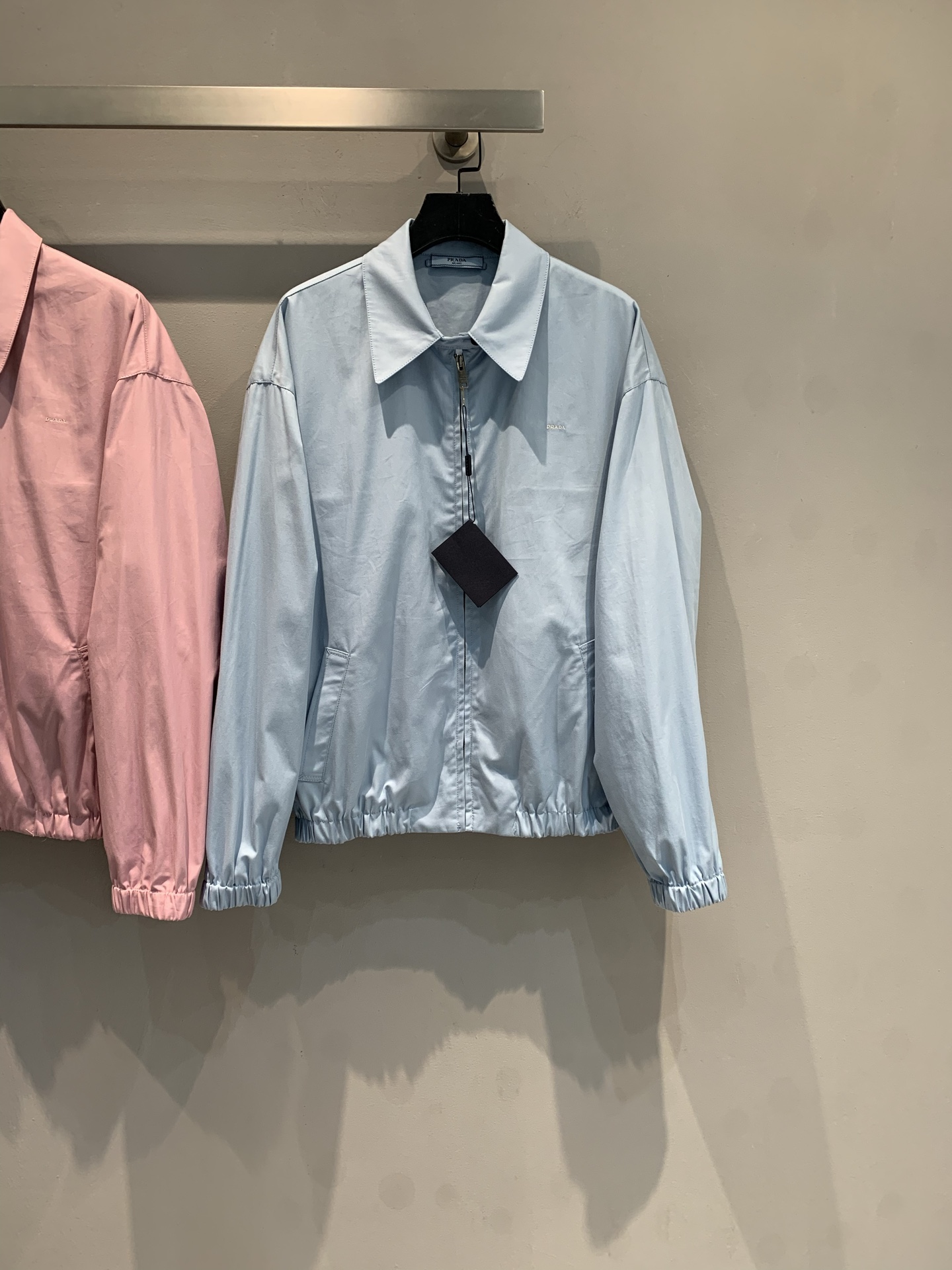 NO:518186,The new model shipped MY version developed Prad*2025 early autumn new simple style zipper waist jacket. It uses imported pure cotton fabric, high-quality texture and crisp style. The simple and neat style, paired with soft and eye-catching colors, can instantly stand out whether you go out on the street or attend a slightly formal occasion, showing your fashion taste and elegant temperament~ SML, prada, jackets & coats, jackets & coats, alexander wang19860909新款出货啦MY版开发 Prad*2025早秋新款简约风拉链收腰夹克外套.采用进口纯棉面料,质感高级,版型挺括.简约利落的版型,搭配柔和又吸睛的色彩,无论是日常出街还是出席稍正式的场合,都能让你瞬间脱颖而出,尽显时尚品味与优雅气质～码数SML,,prada,jackets & coats,jackets & coats,alexander wang,Women's clothing