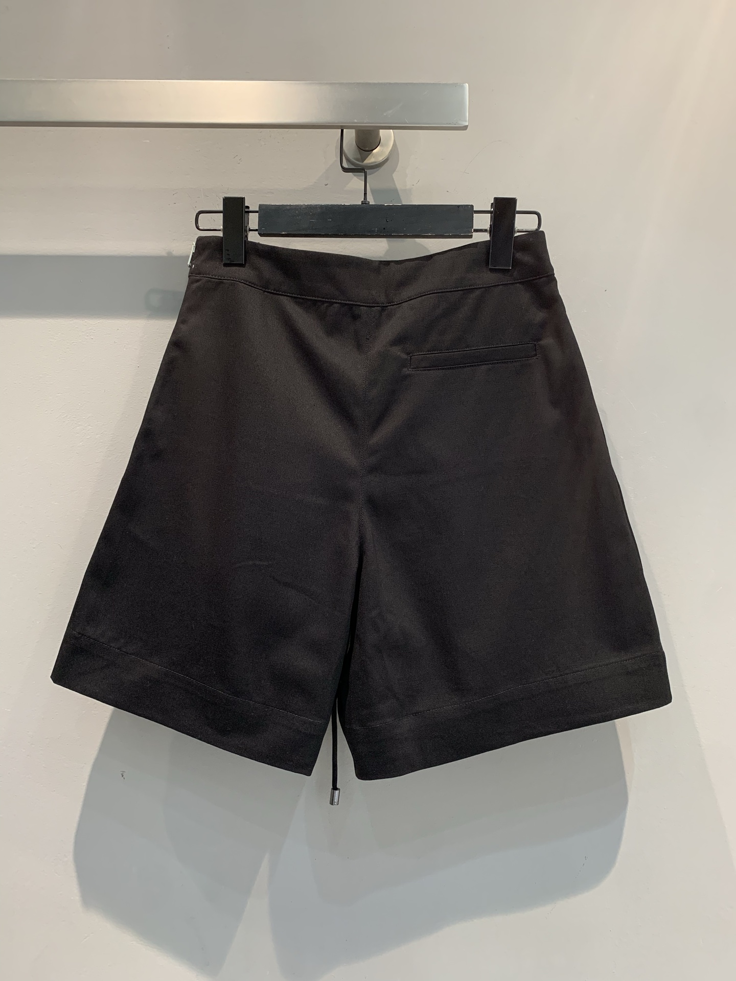 新款🔥出货啦📢 Y版开发 CD2025早秋新款休闲百搭腰间系带短裤。经典黑色百搭不挑人，腰间系带设计，可