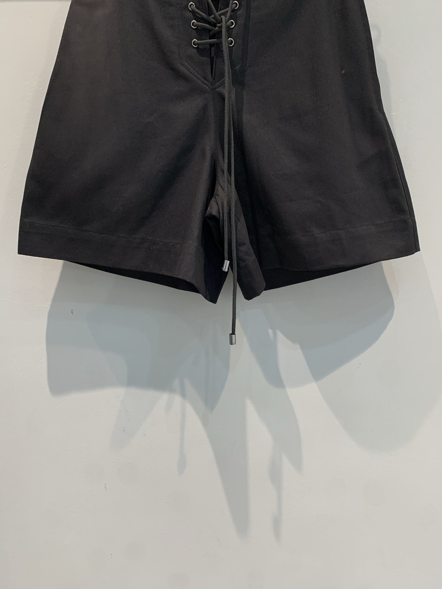 新款🔥出货啦📢 Y版开发 CD2025早秋新款休闲百搭腰间系带短裤。经典黑色百搭不挑人，腰间系带设计，可