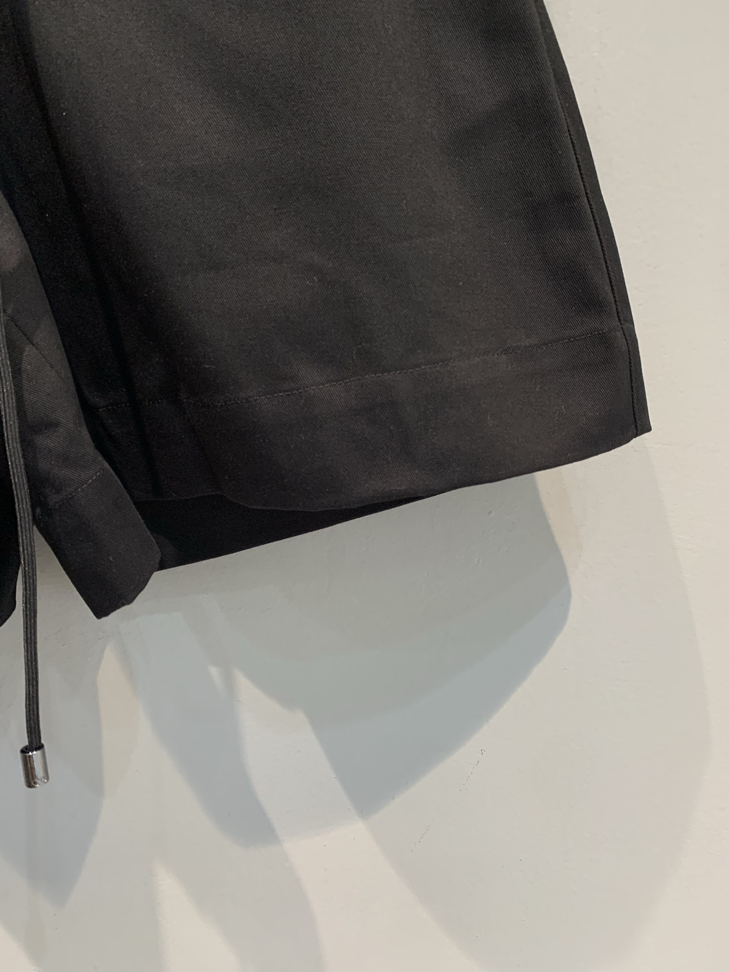 新款🔥出货啦📢 Y版开发 CD2025早秋新款休闲百搭腰间系带短裤。经典黑色百搭不挑人，腰间系带设计，可