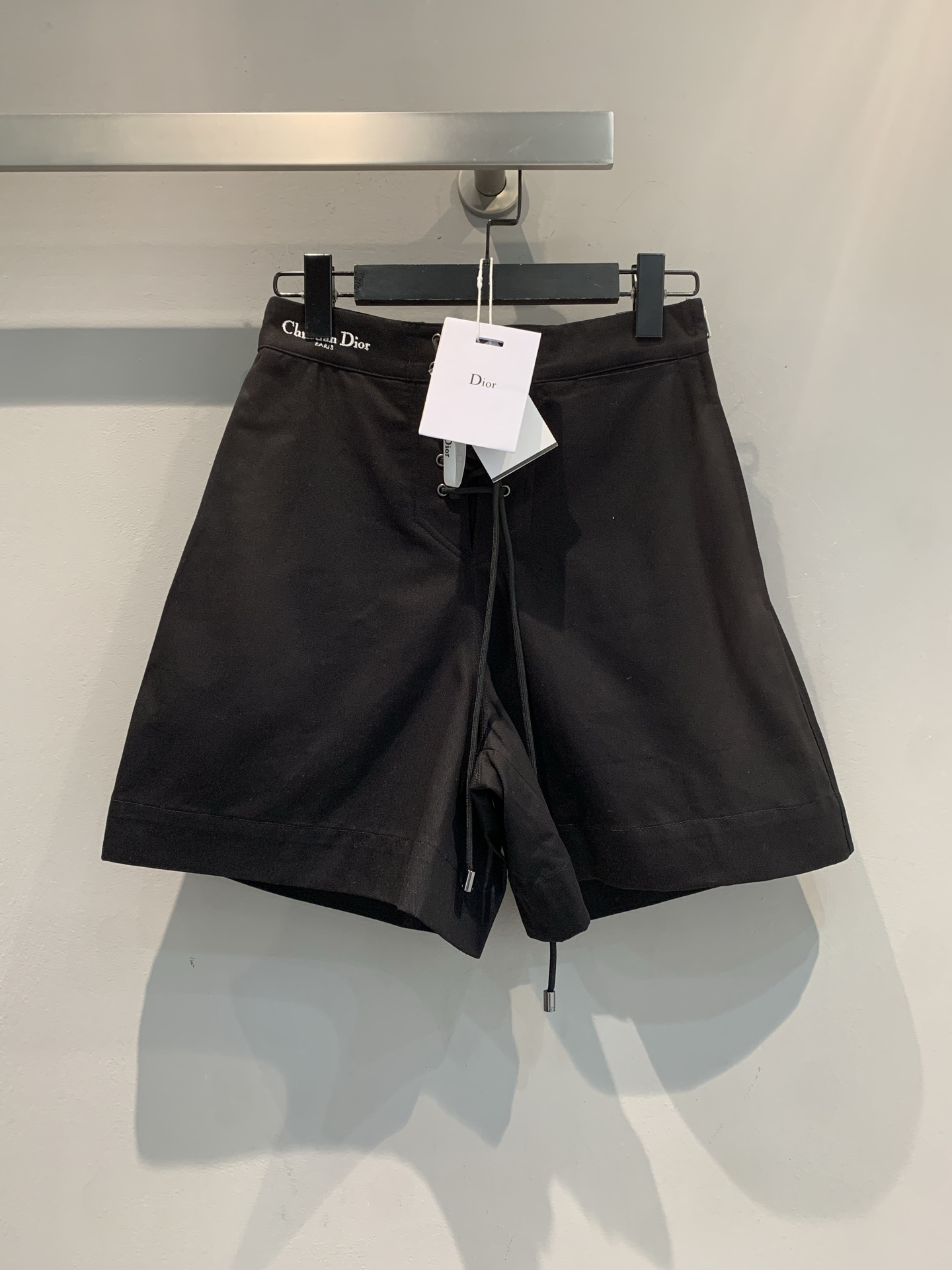 NO:502822,New model shipped M Y version developed CD2025 early autumn new casual versatile waist lace-up shorts. Classic black versatile and versatile waist lace-up design can be adjusted at will and fit the body. Brand logo embellishes to highlight the luxurious texture. Whether it is a simple T-shirt to create a casual style or a light-produced route with exquisite tops, you can easily control it. Number of 36 38 40, shorts, alexander wang19860909新款出货啦M Y版开发 CD2025早秋新款休闲百搭腰间系带短裤.经典黑色百搭不挑人,腰间系带设计,可随心调节,贴合身形.品牌标识点缀,彰显奢华质感.无论是搭配简约 T 恤打造休闲风,还是与精致上衣组合走轻熟路线,都能轻松驾驭.码数36 38 40,,shorts,alexander wang,Women's clothing