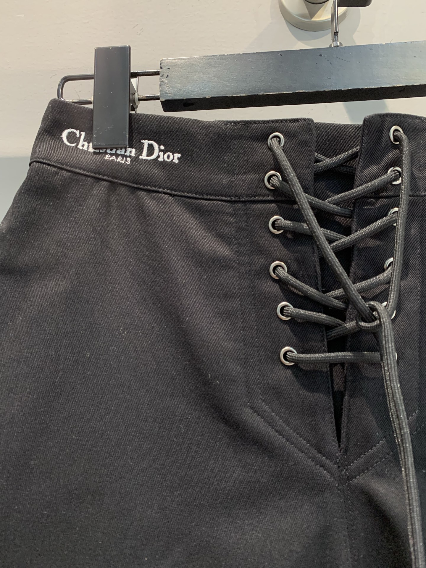 新款🔥出货啦📢 Y版开发 CD2025早秋新款休闲百搭腰间系带短裤。经典黑色百搭不挑人，腰间系带设计，可