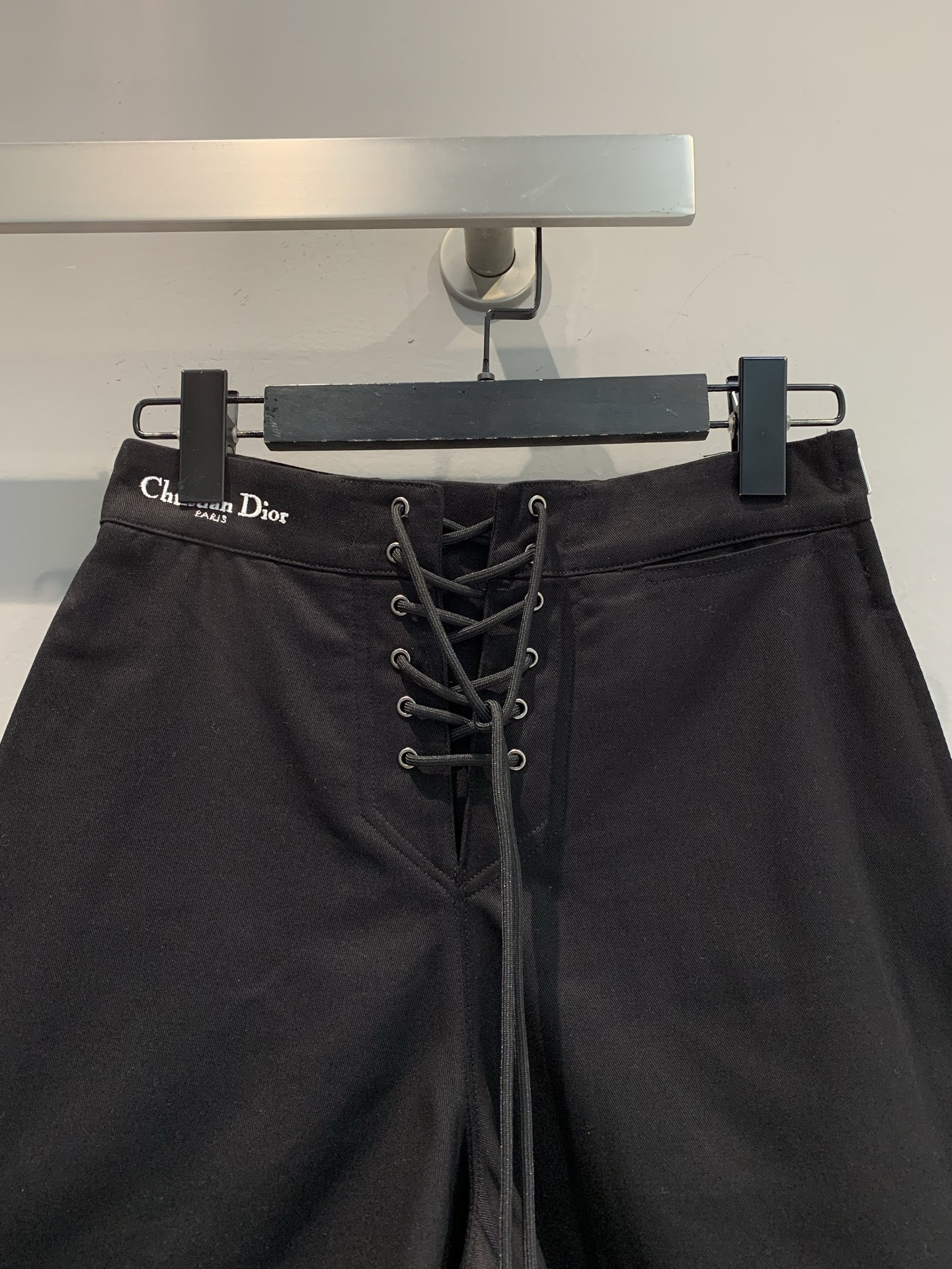 新款🔥出货啦📢 Y版开发 CD2025早秋新款休闲百搭腰间系带短裤。经典黑色百搭不挑人，腰间系带设计，可