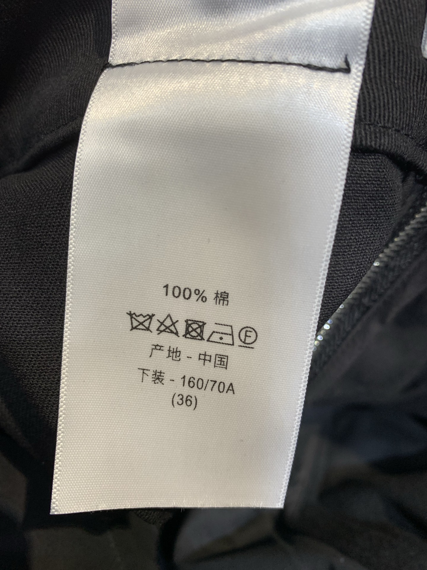 新款🔥出货啦📢 Y版开发 CD2025早秋新款休闲百搭腰间系带短裤。经典黑色百搭不挑人，腰间系带设计，可